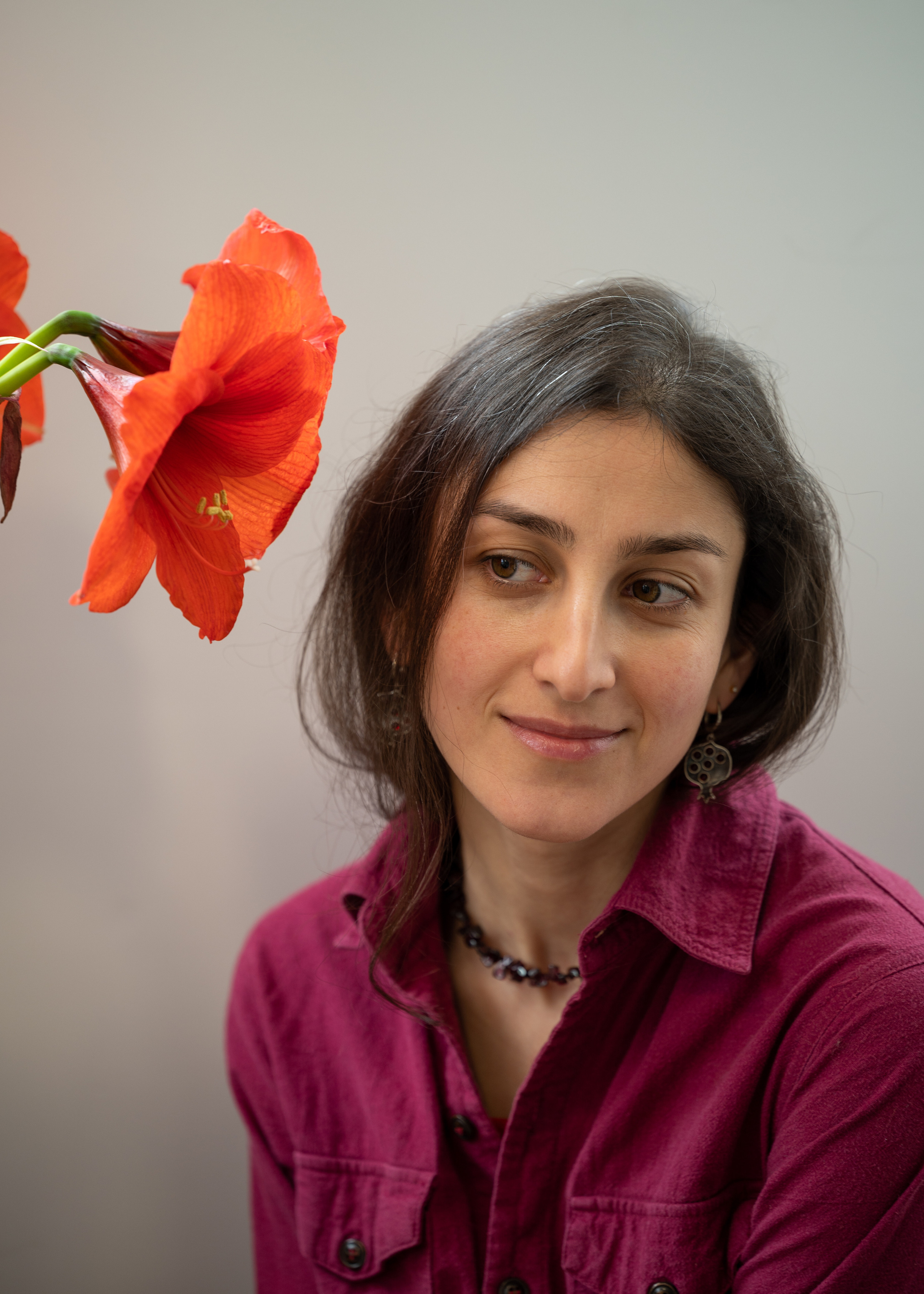 Фотосъёмка девушки с красным цветком