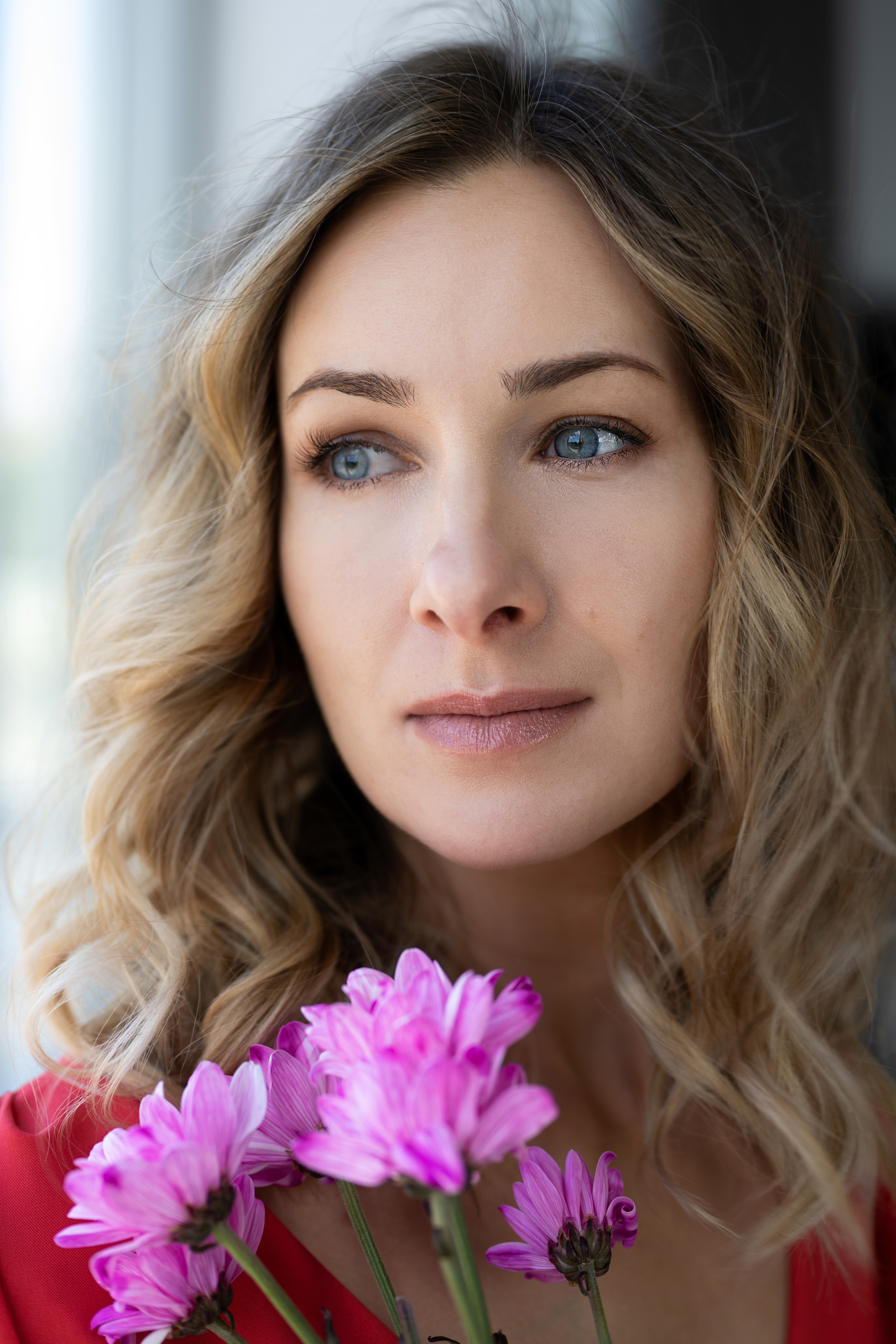 Индивидуальная съёмка девушки в красном комбинезоне