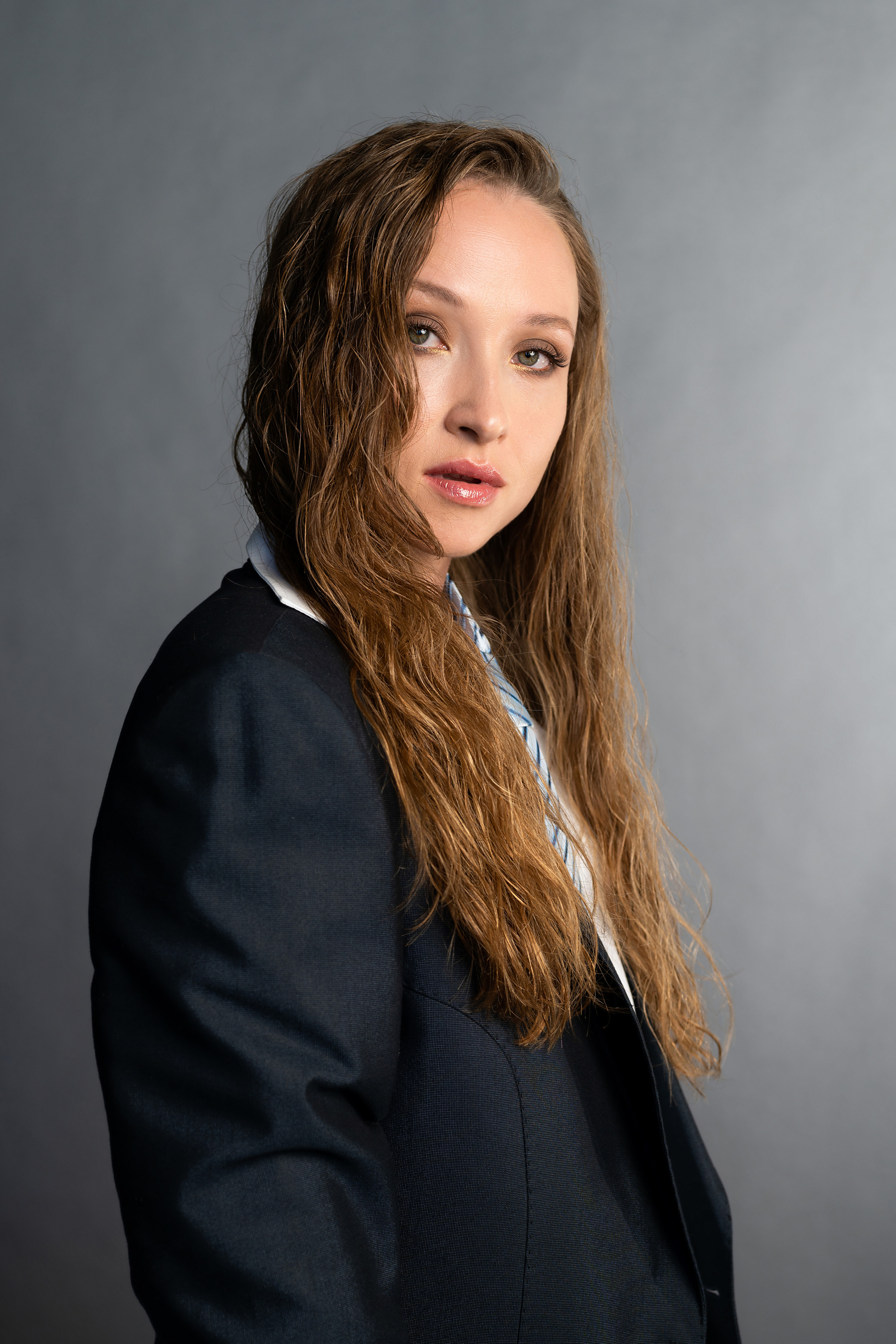 Студийная фотосъёмка девушки в мужском стиле