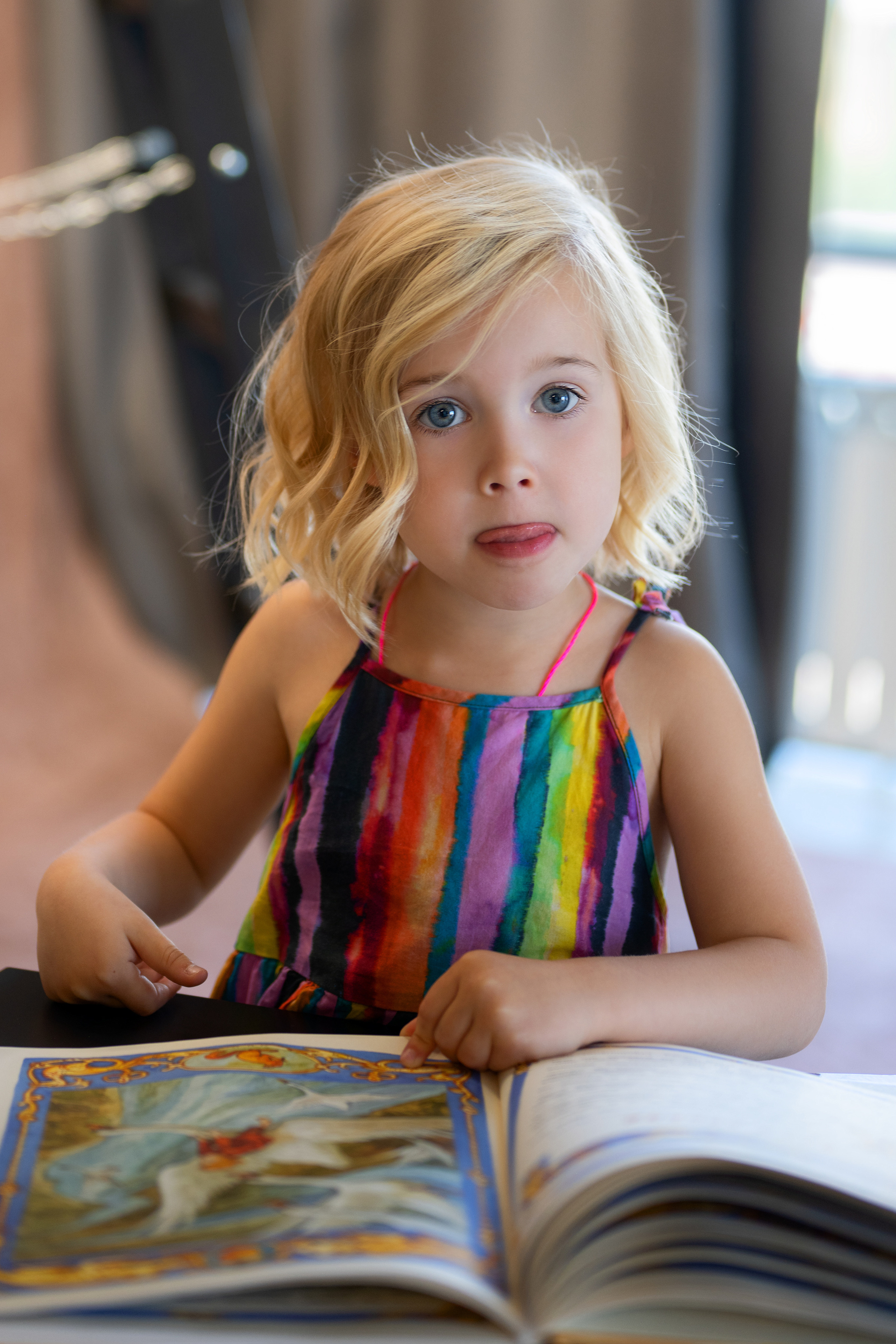 Детская фотосессия девочки с книгой