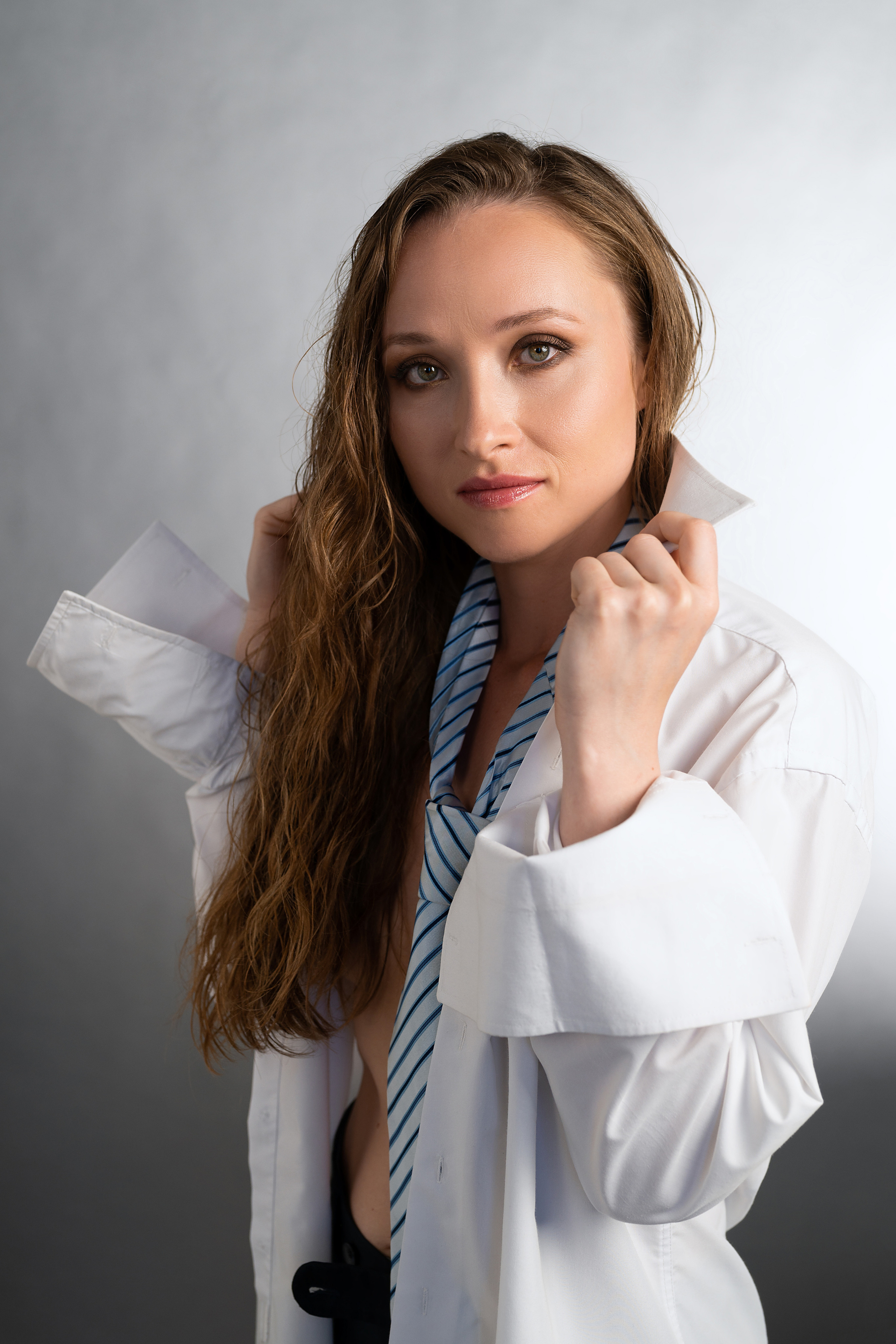 Студийная фотосъёмка девушки в мужском стиле