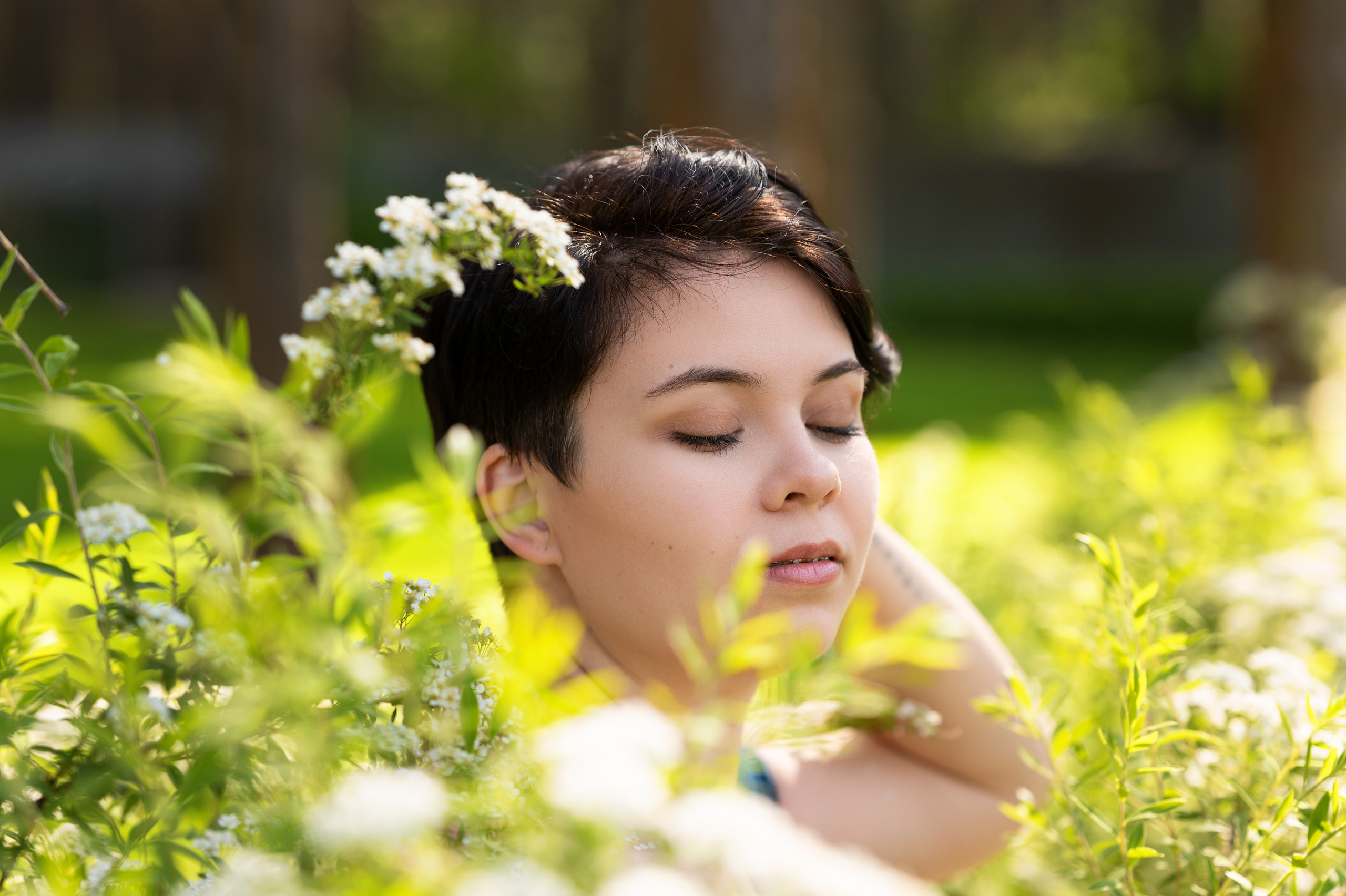 Фотосъёмка девушки на улице среди спирей