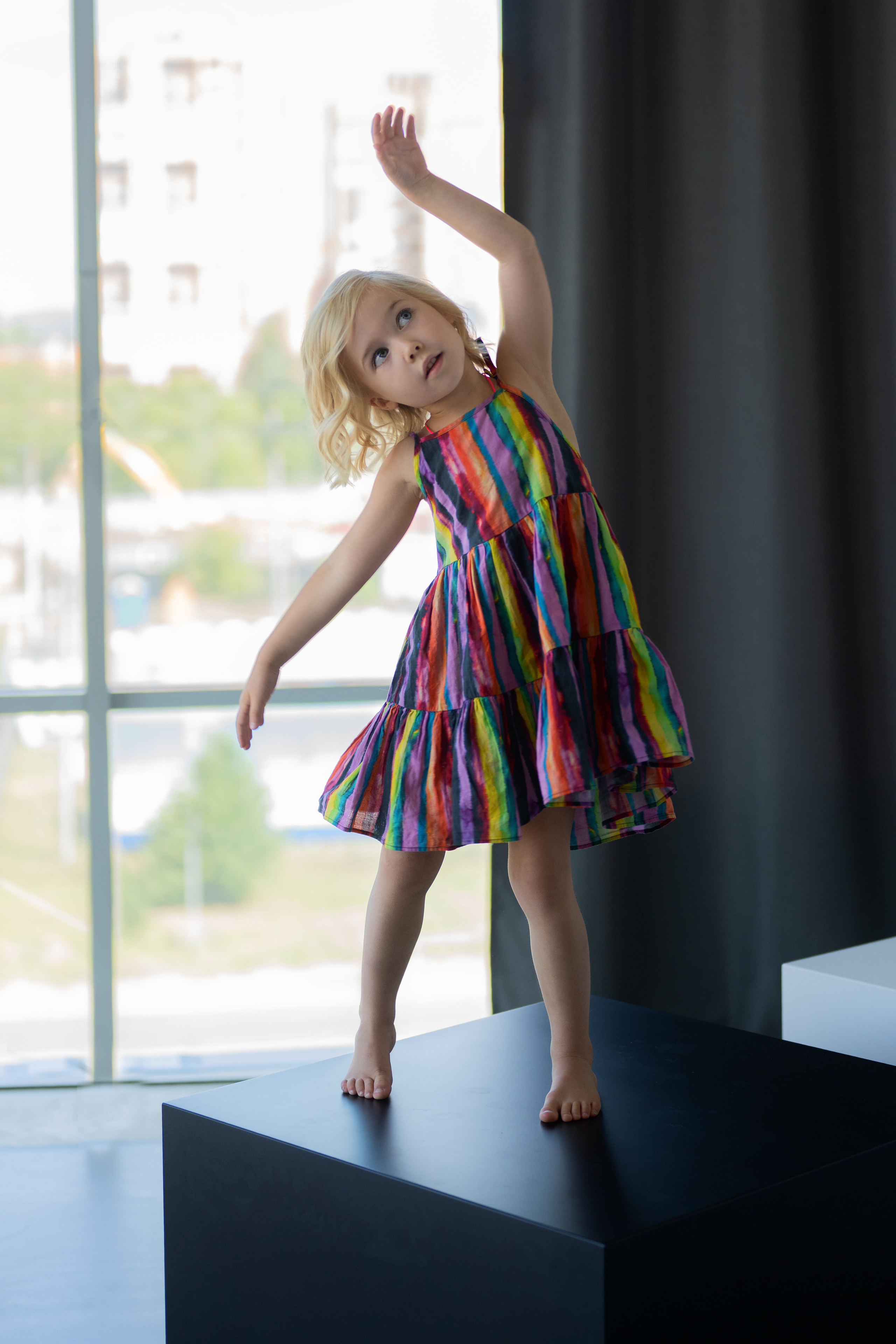 Детская фотосессия девочки с книгой