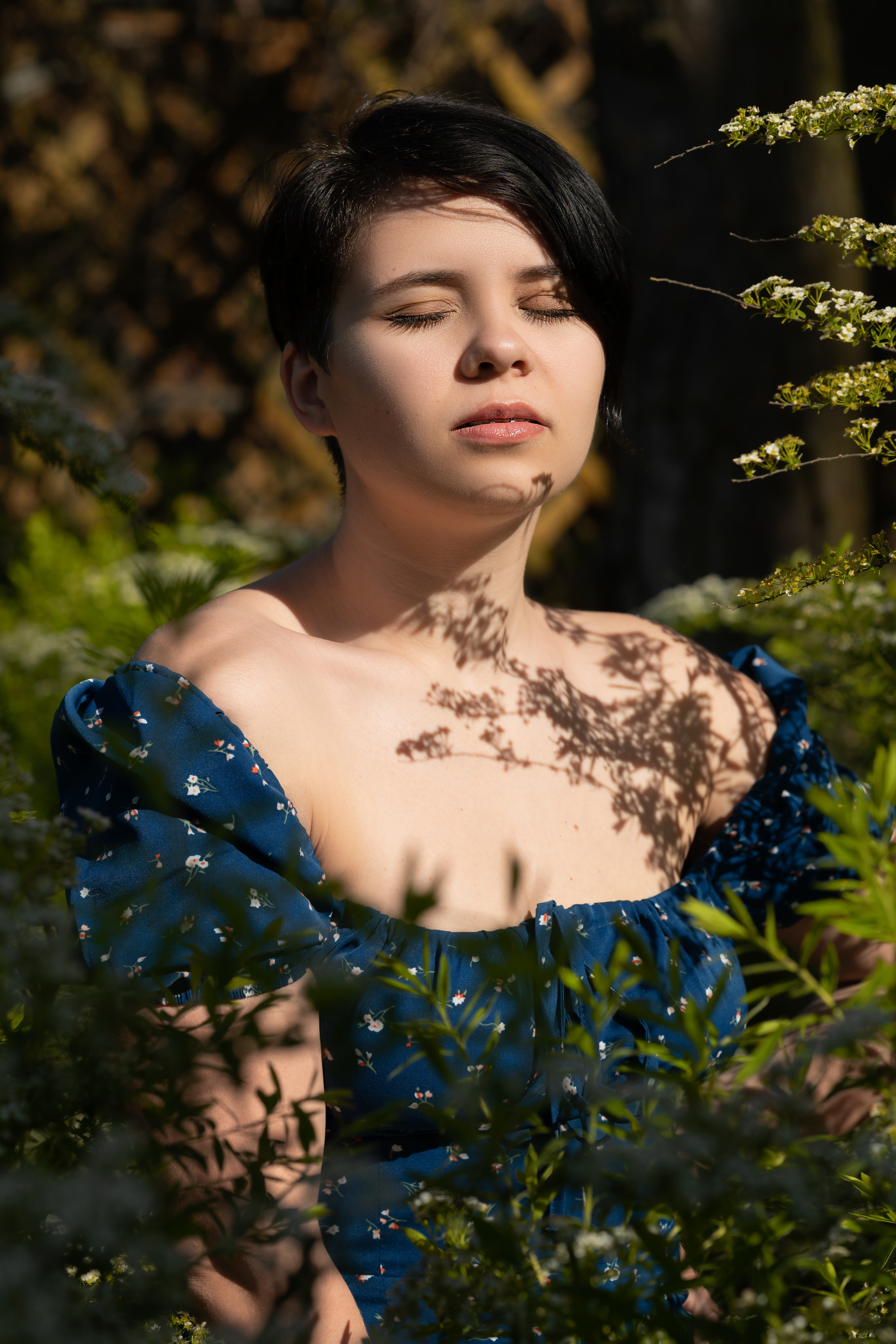 Фотосъёмка девушки на улице среди спирей