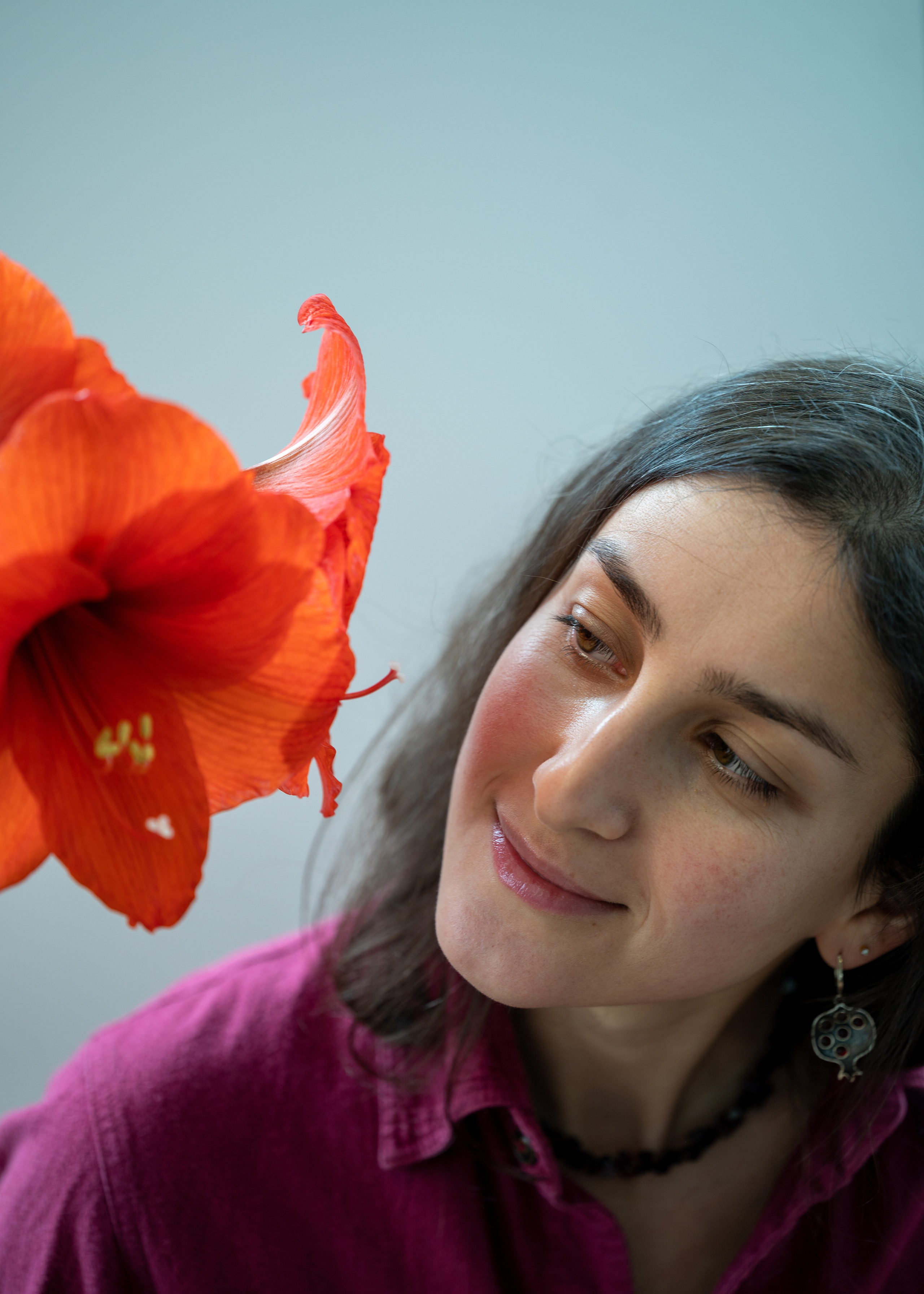 Фотосъёмка девушки с красным цветком