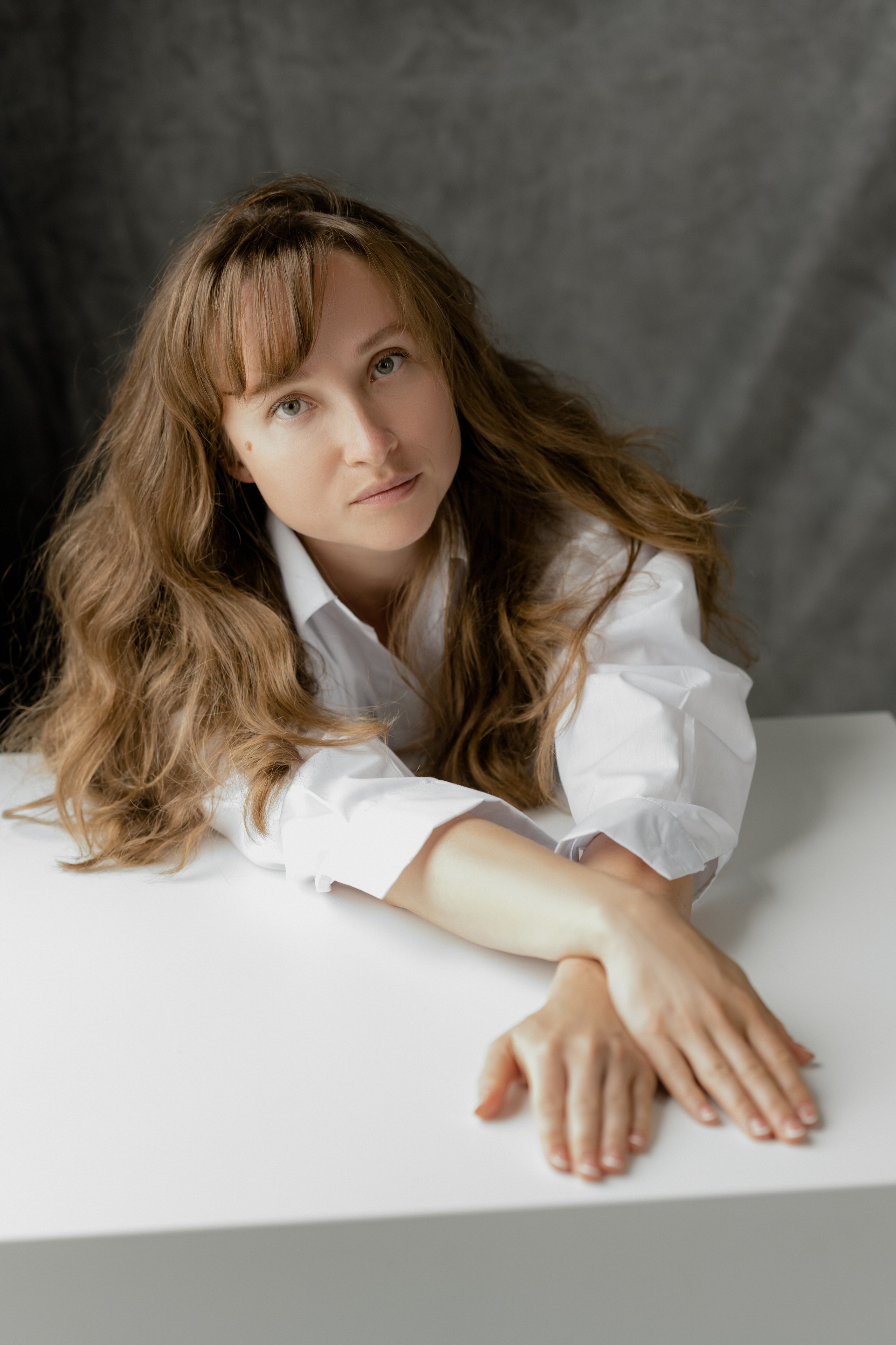 Студийная съёмка девушки в белой рубашке