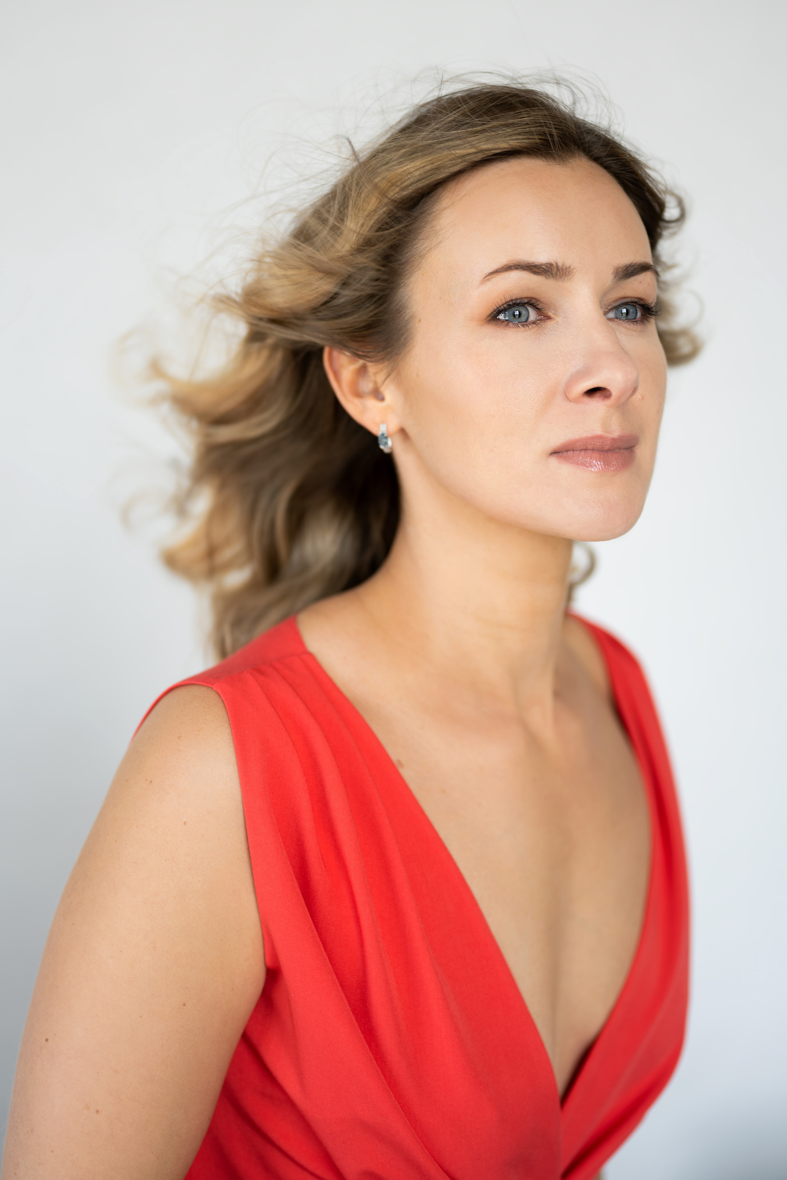 Индивидуальная съёмка девушки в красном комбинезоне