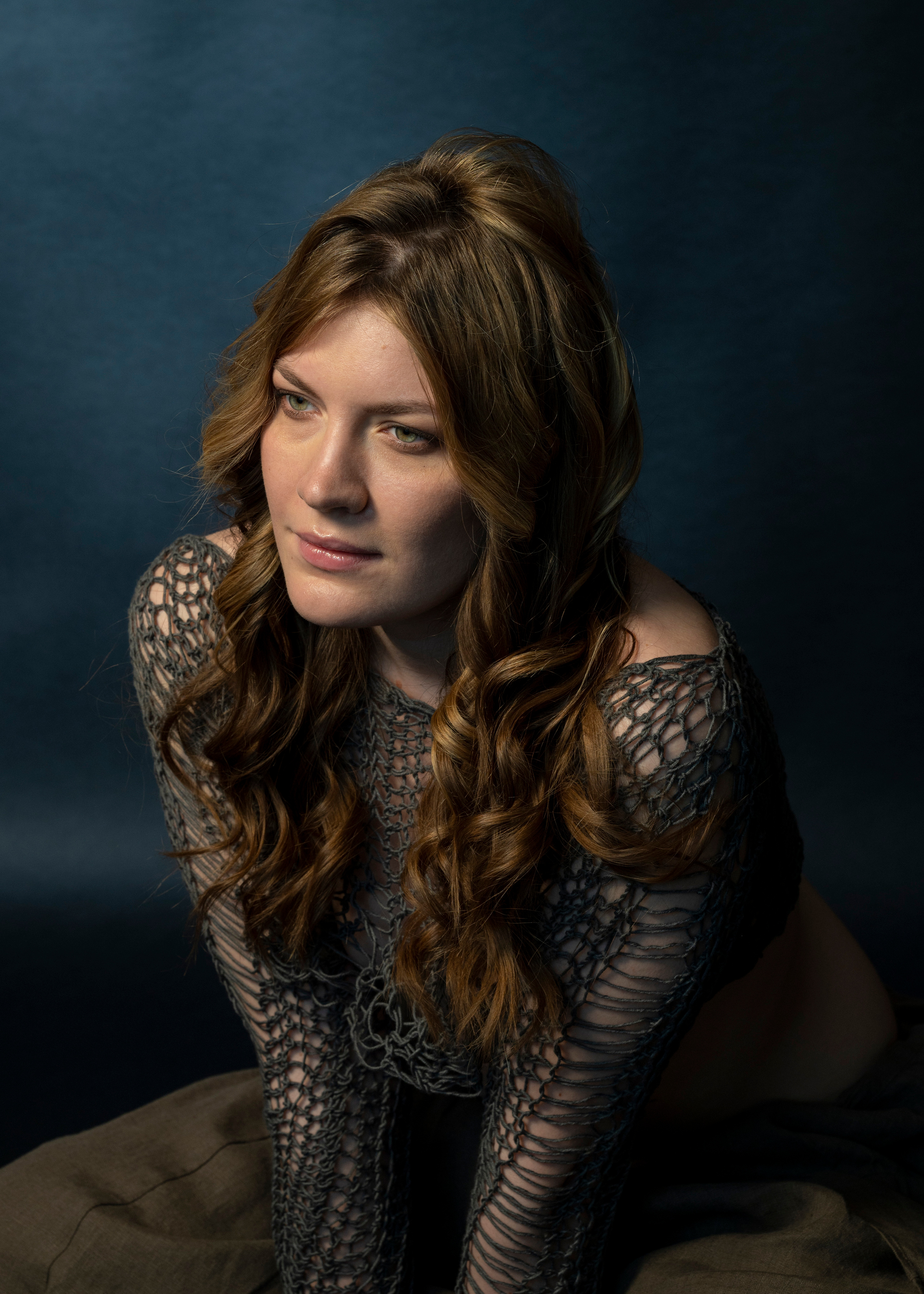 Портретная съёмка красивой девушки в красном в студии