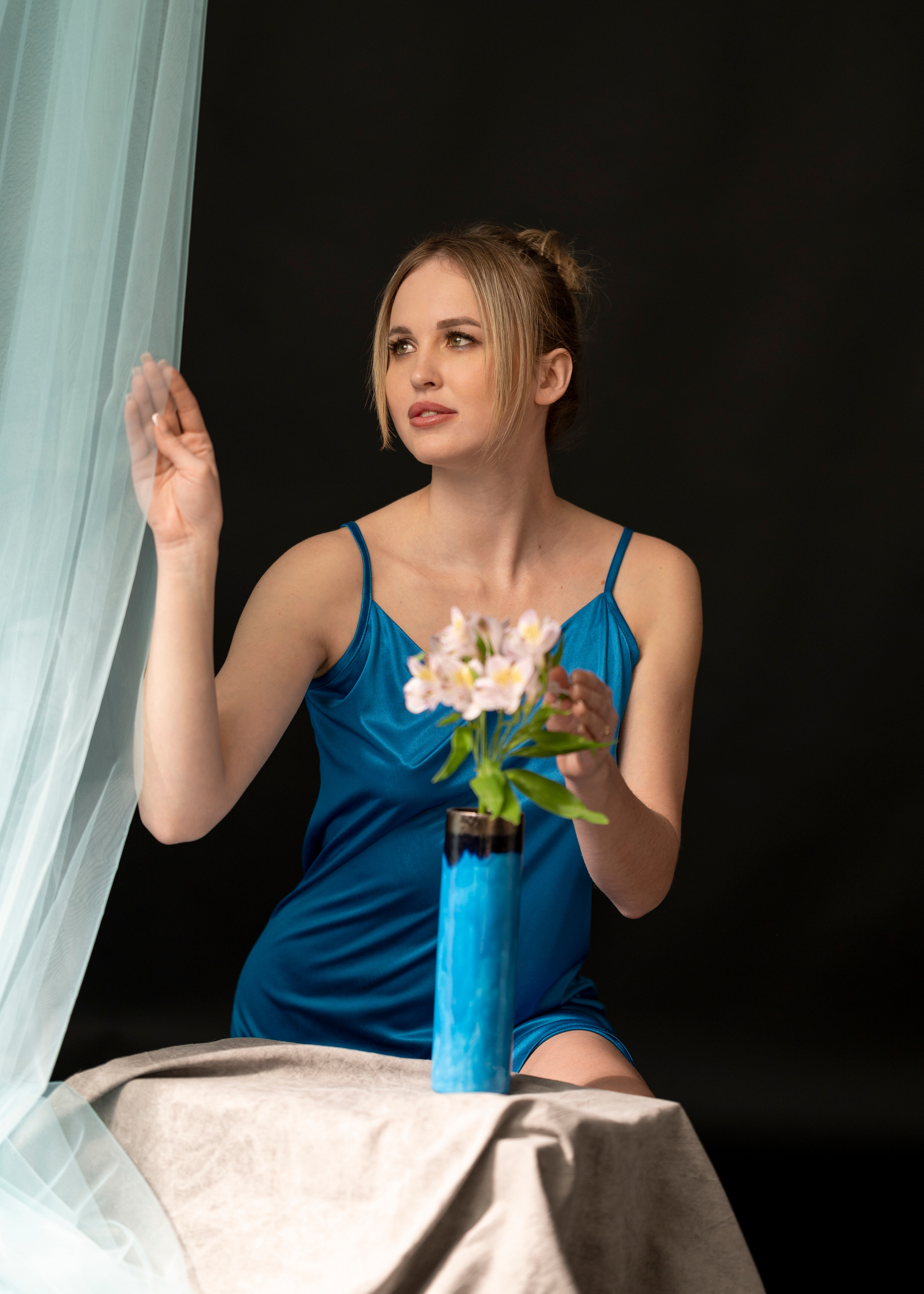 Студийная съёмка страстной девушки с цветком