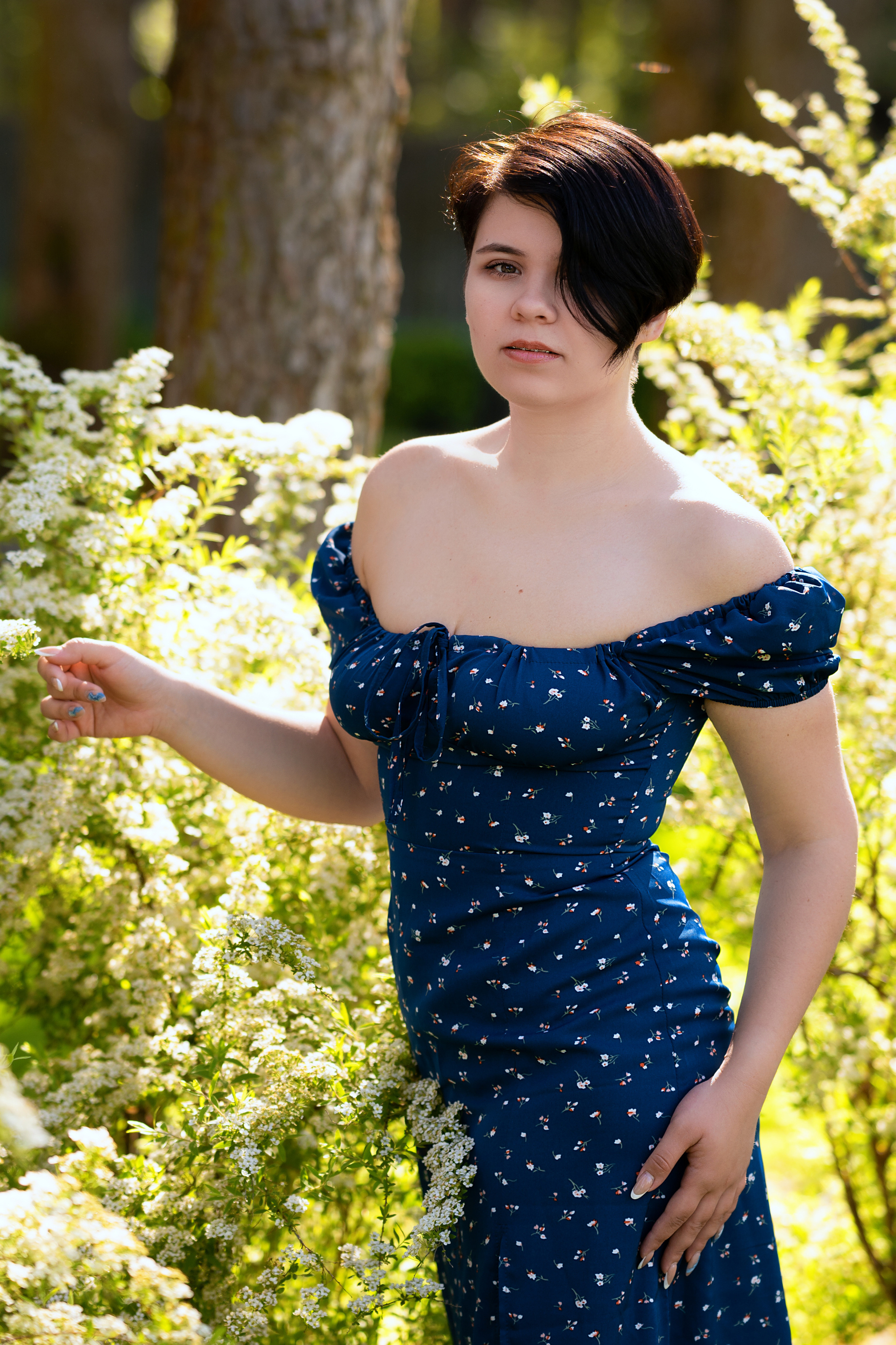 Фотосъёмка девушки на улице среди спирей