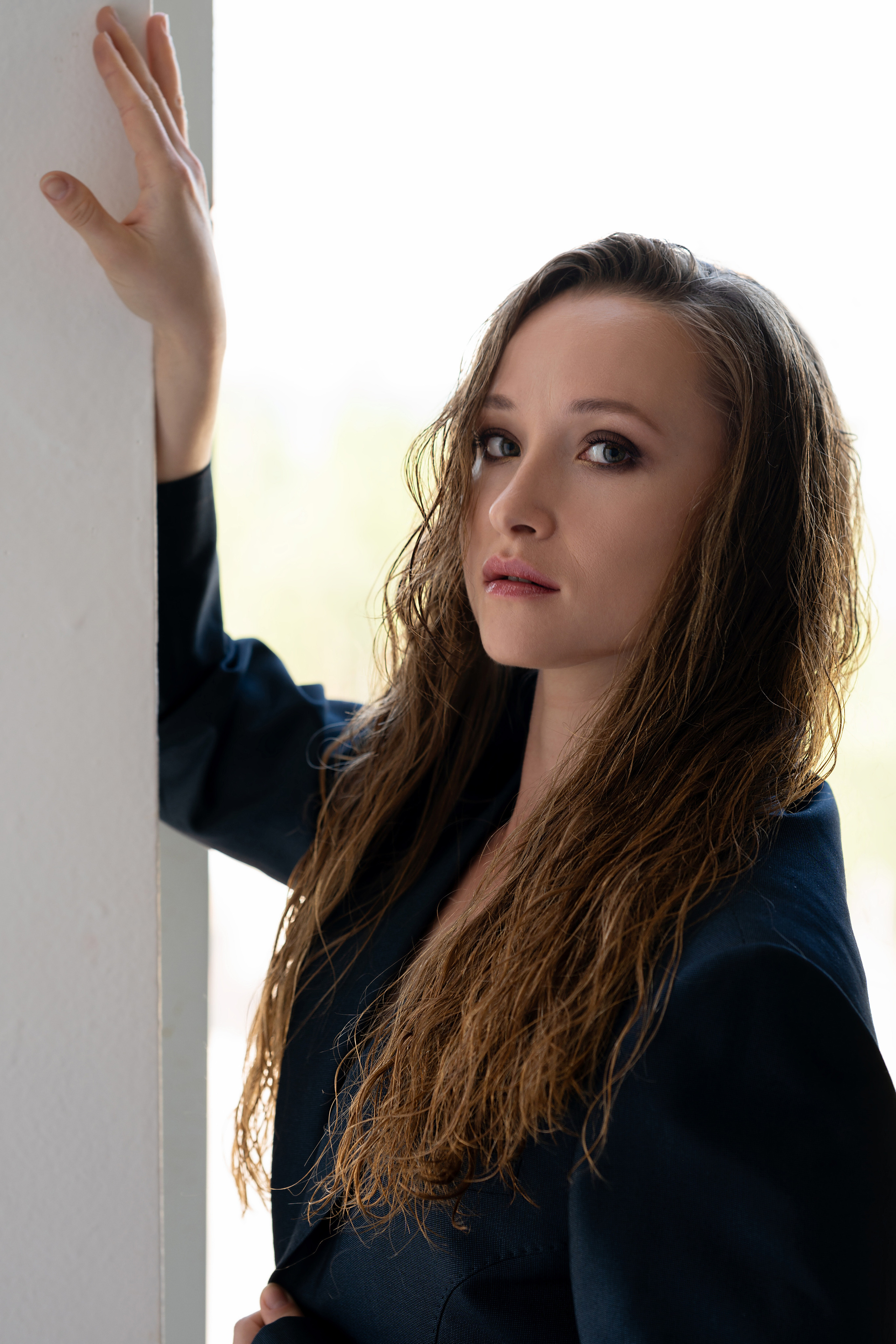 Студийная фотосъёмка девушки в мужском стиле