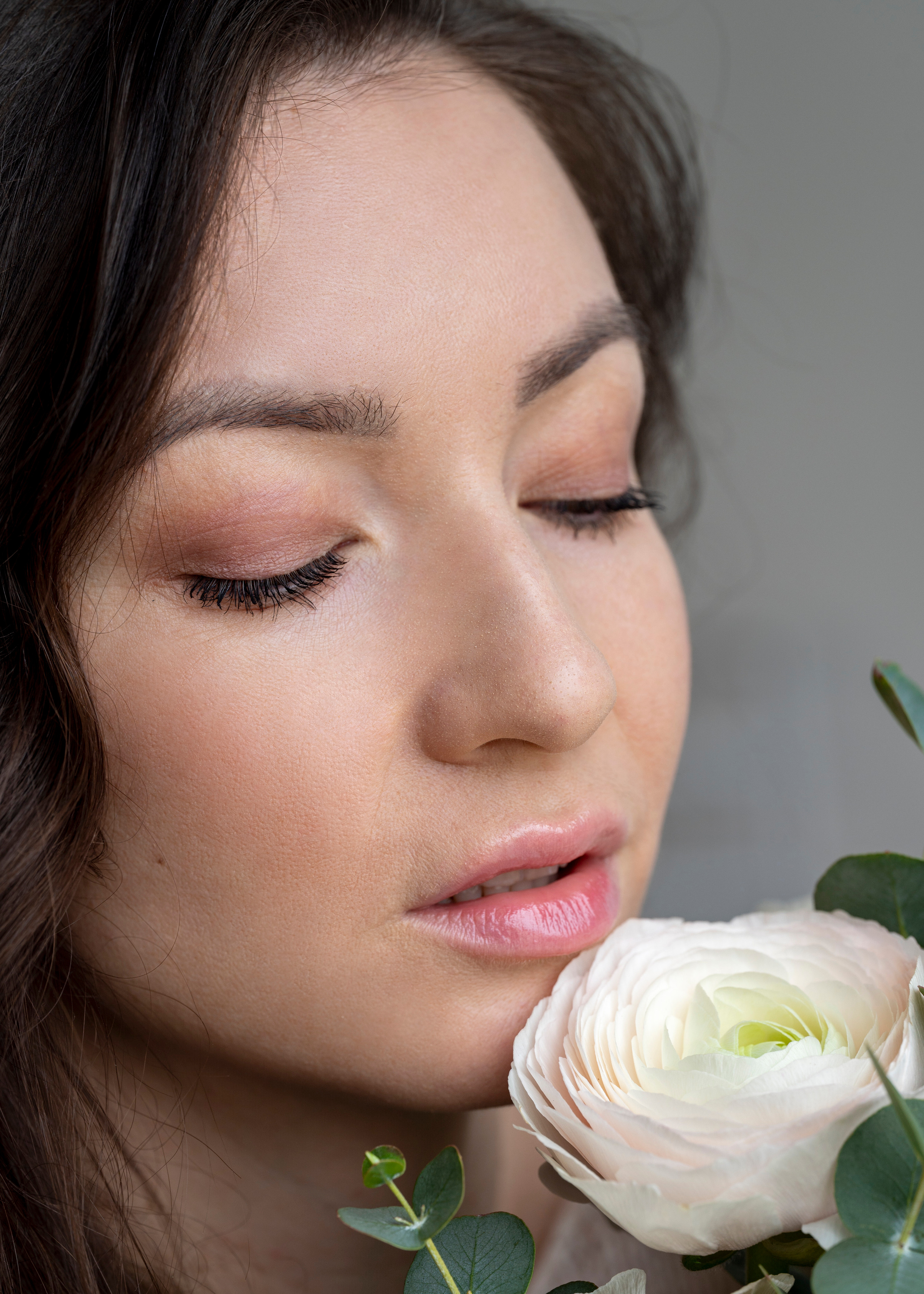 Студийная съёмка девушки с весенним букетом