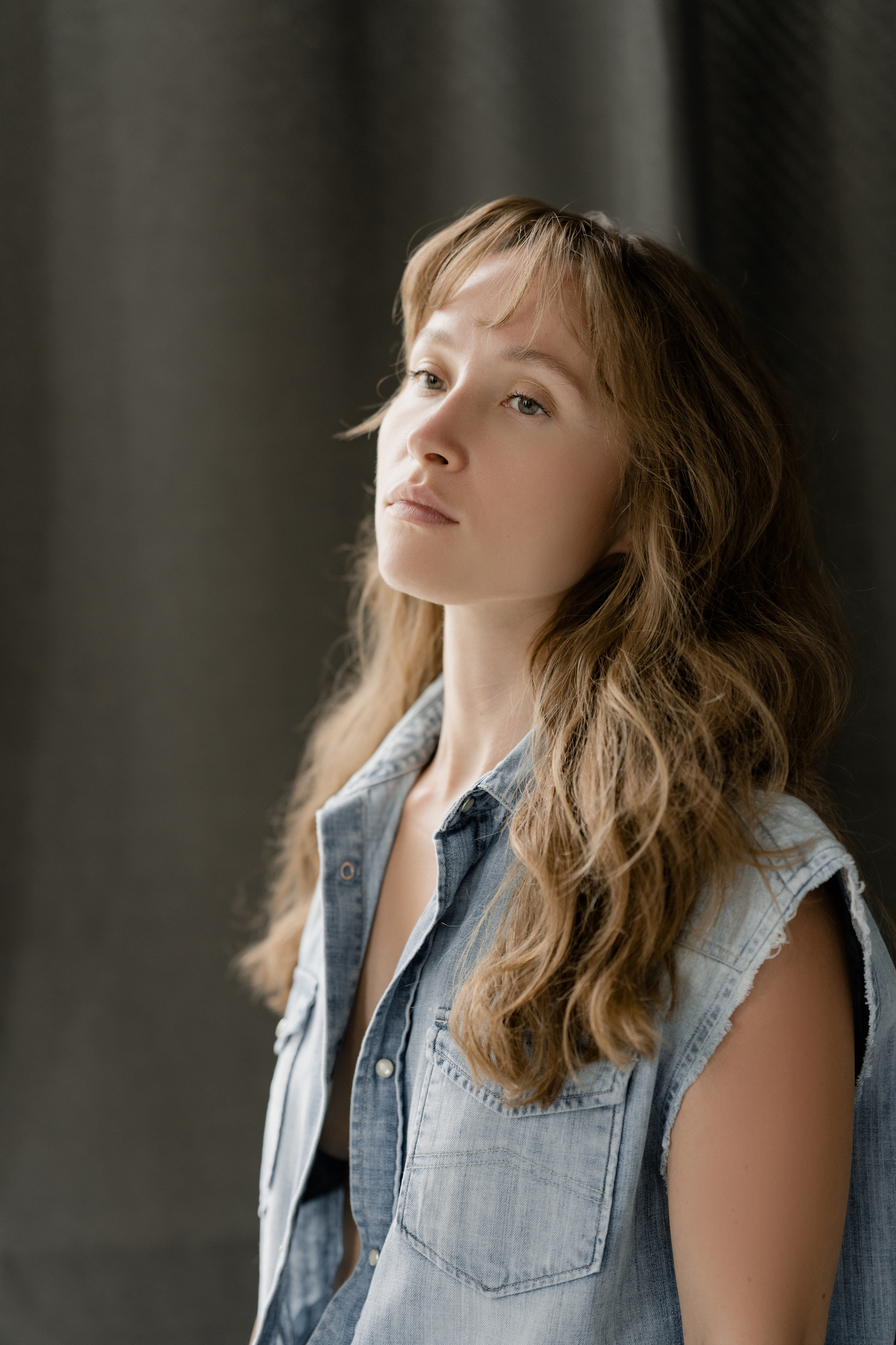 Студийная съёмка девушки в белой рубашке