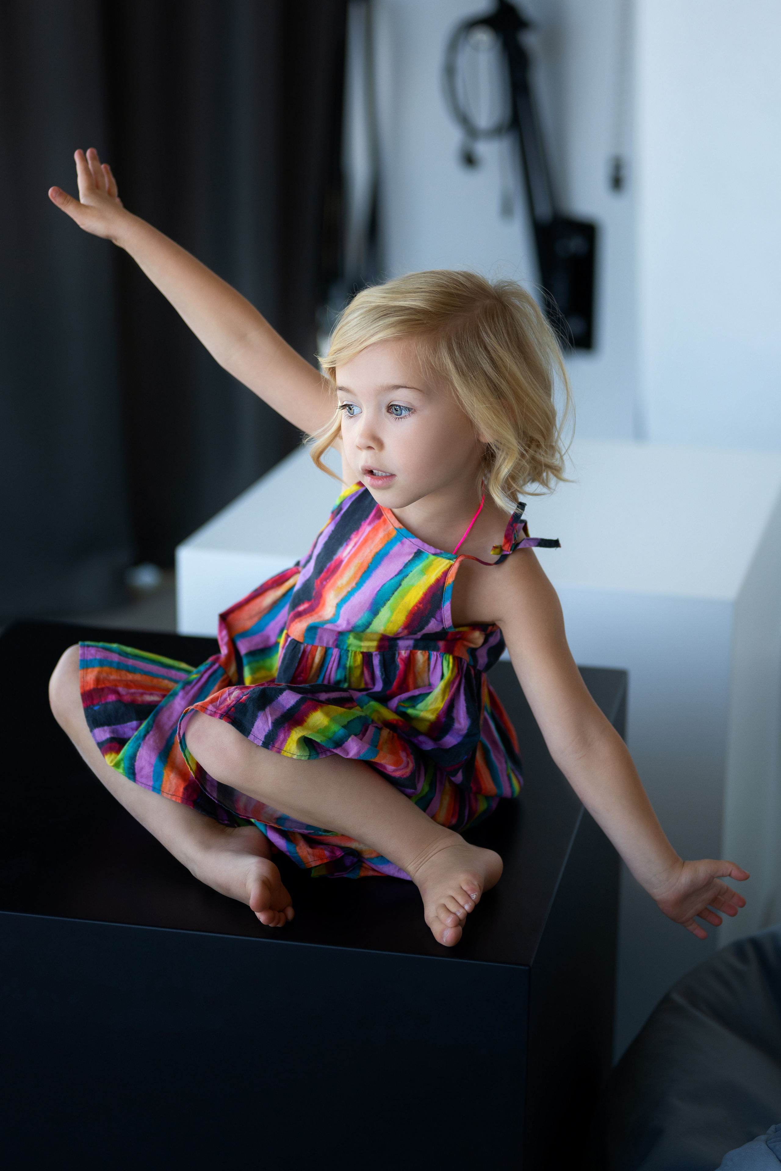 Детская фотосессия девочки с книгой