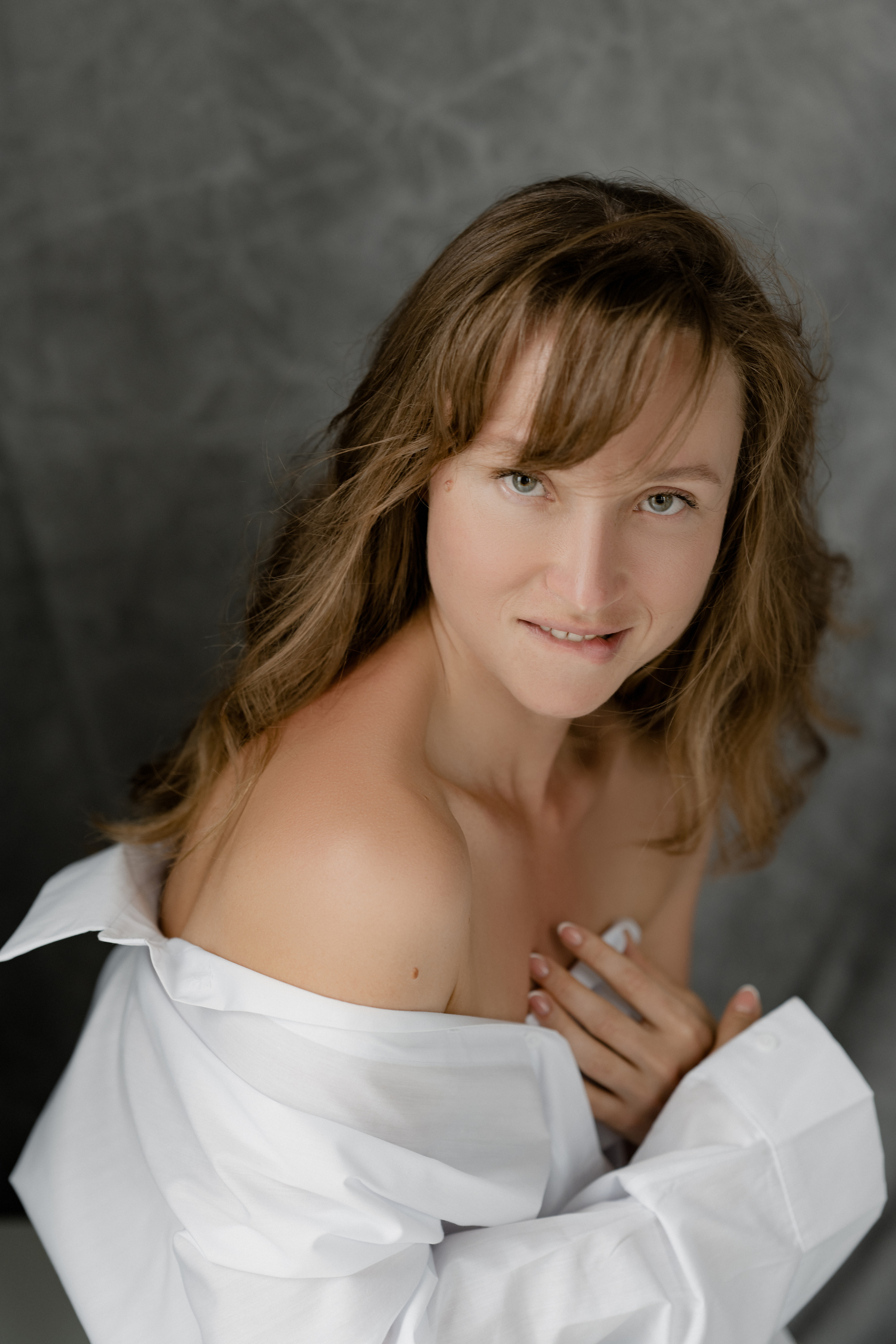 Студийная съёмка девушки в белой рубашке