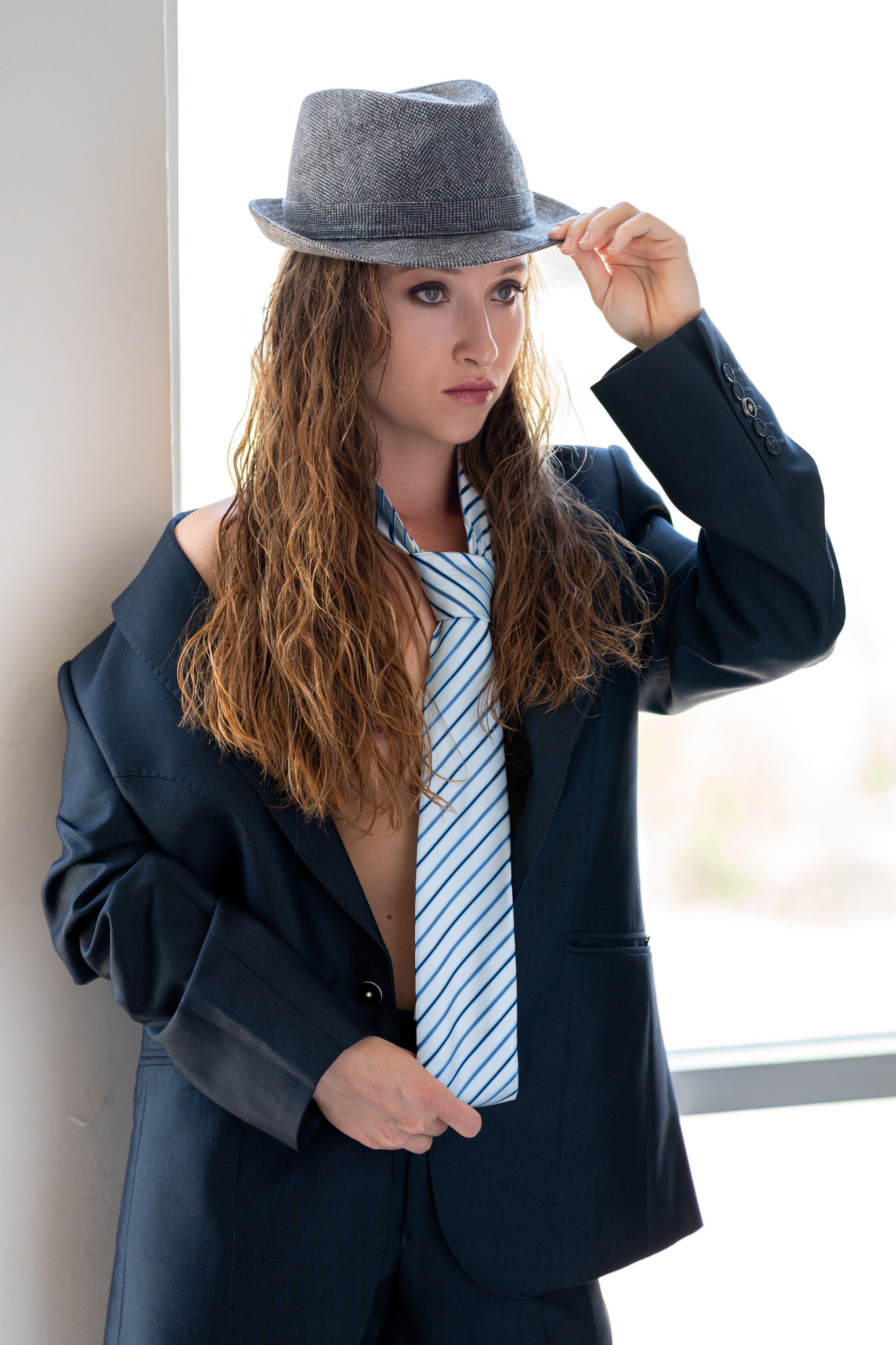 Студийная фотосъёмка девушки в мужском стиле