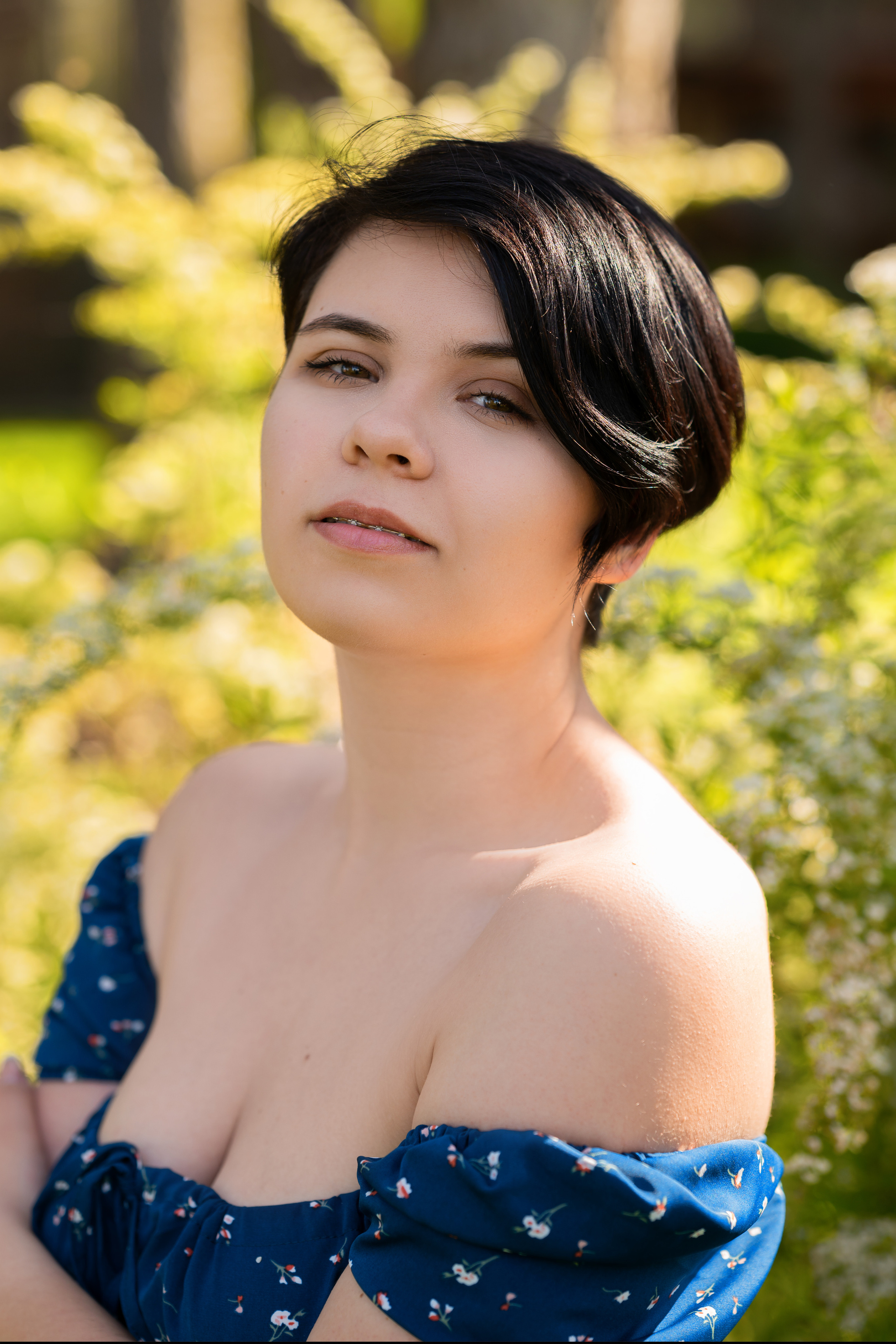 Фотосъёмка девушки на улице среди спирей