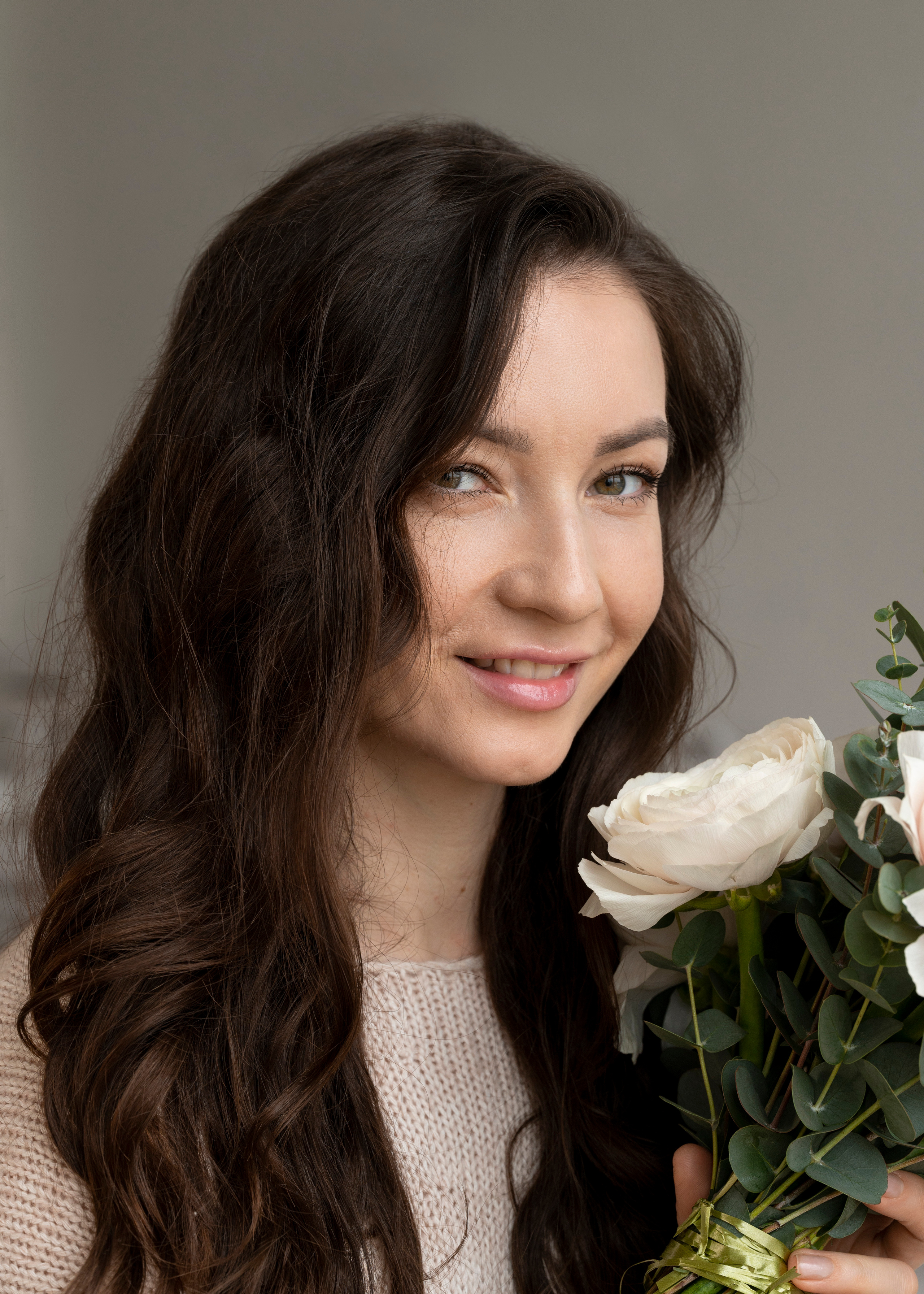 Студийная съёмка девушки с весенним букетом