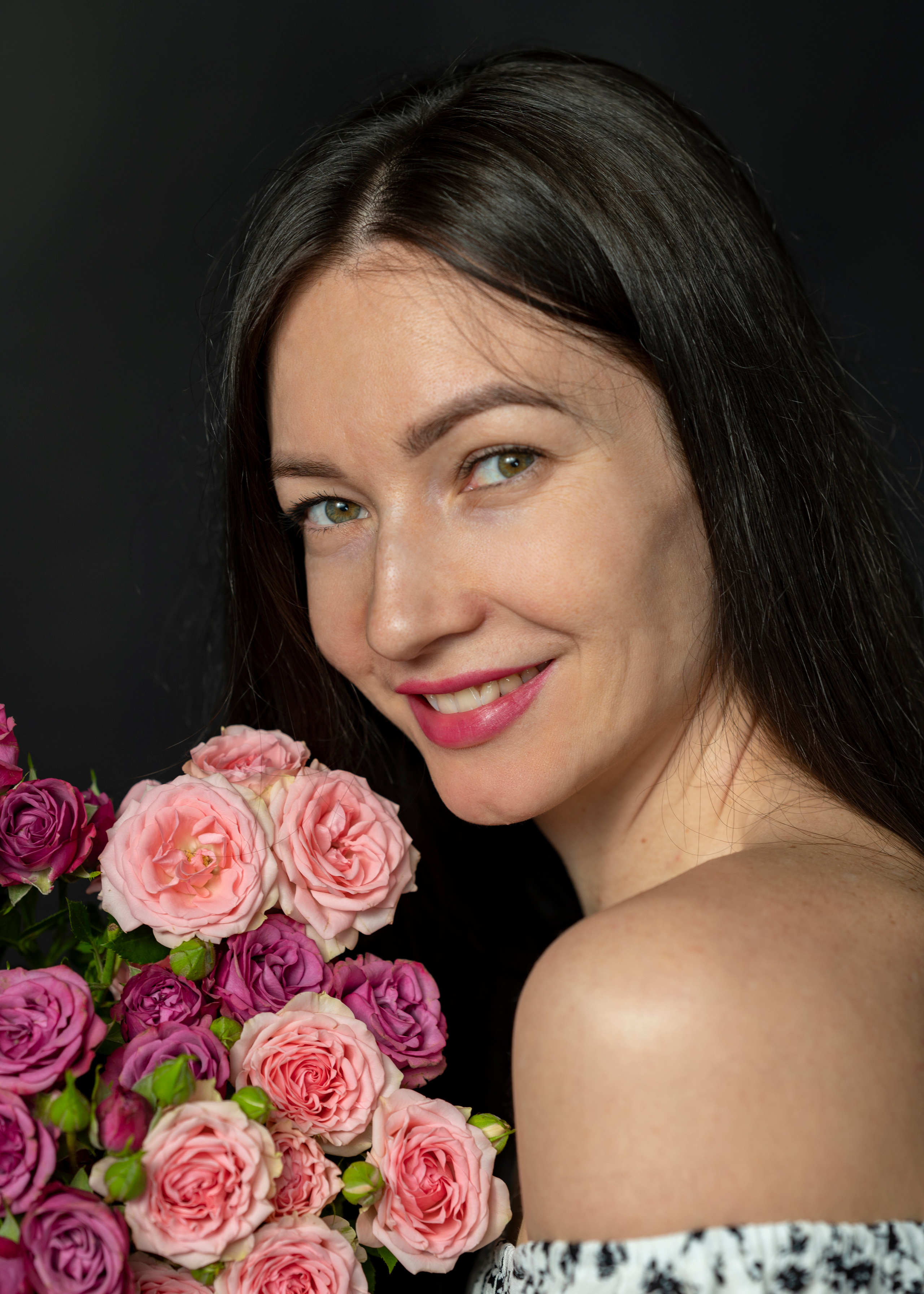 Съёмка девушки с праздничным букетом