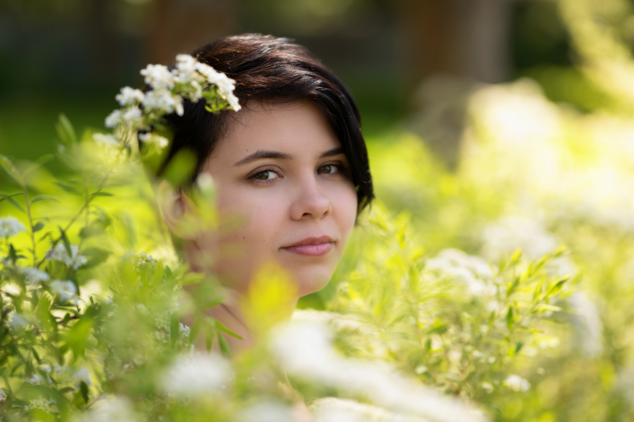 Фотосъёмка девушки на улице среди спирей