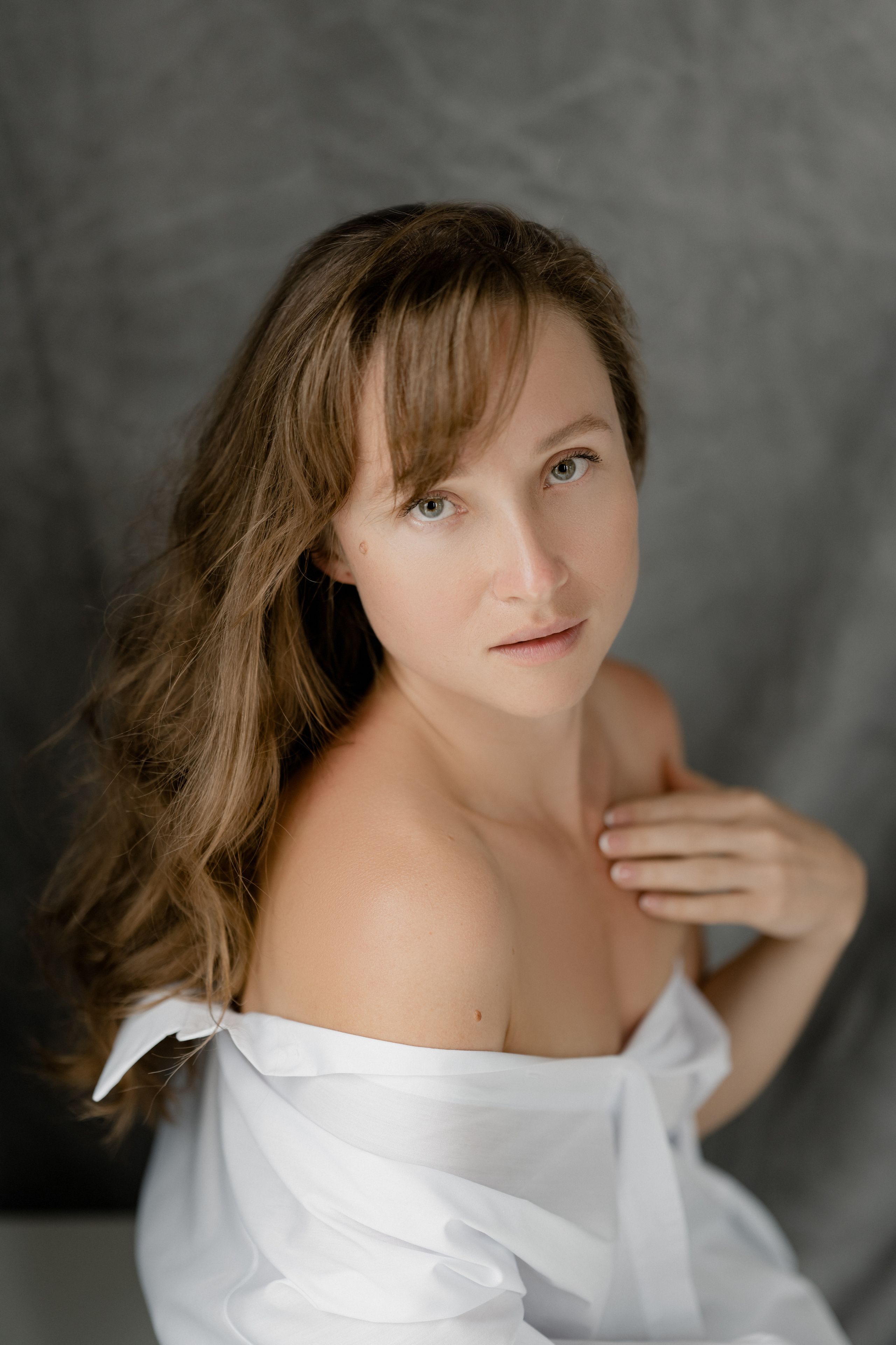 Студийная съёмка девушки в белой рубашке