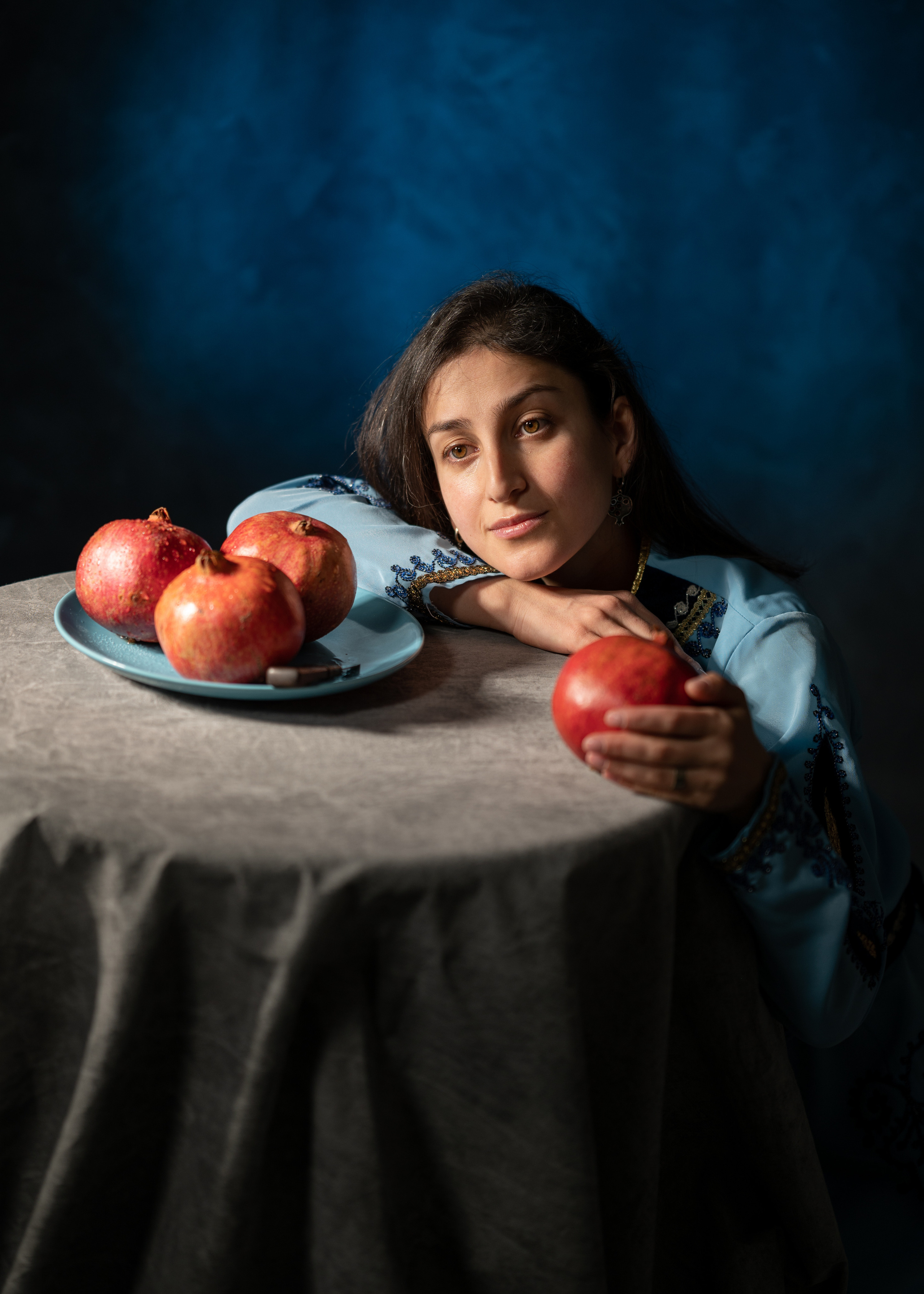 Арт-съёмка девушки армянки с гранатами