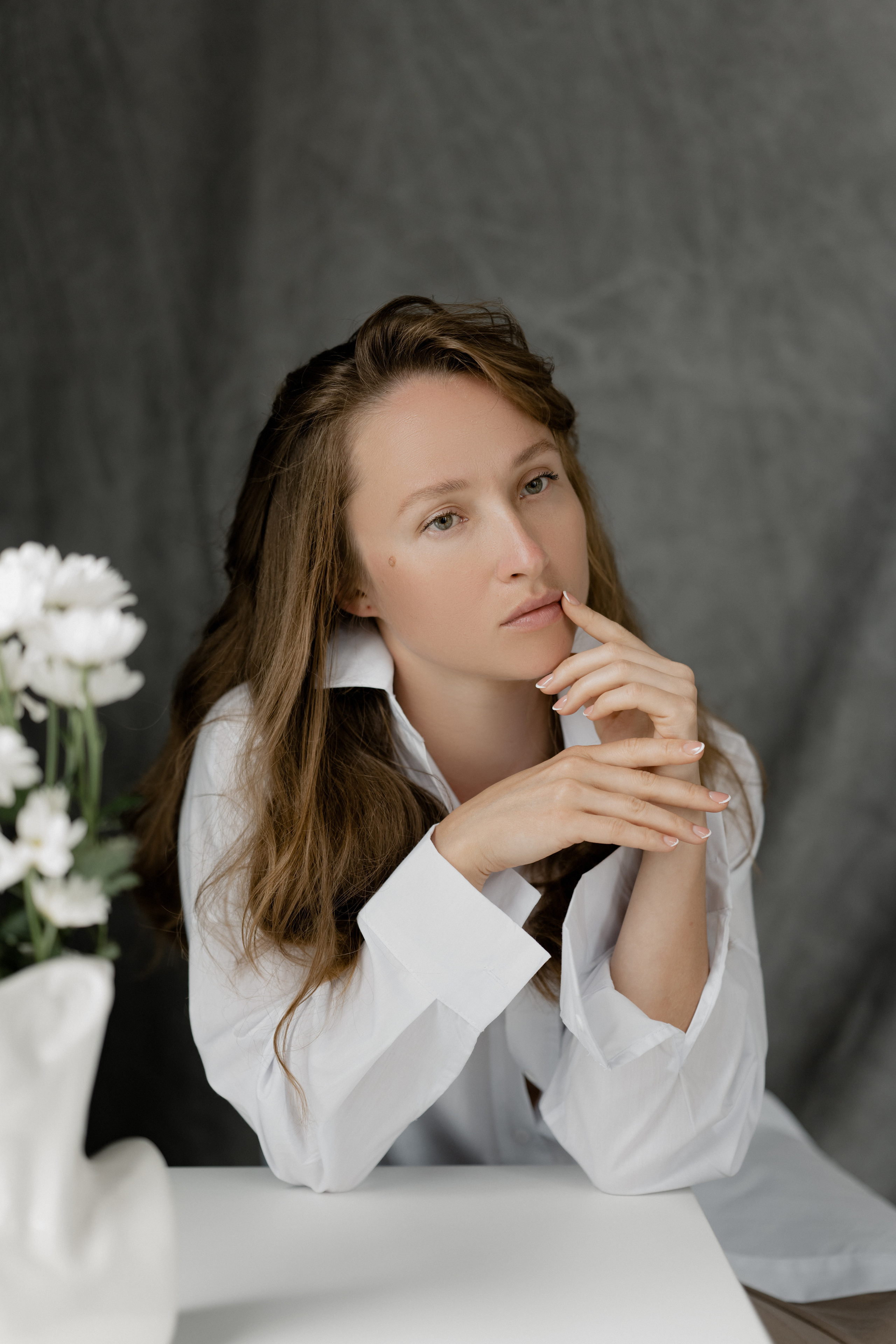 Студийная съёмка девушки в белой рубашке