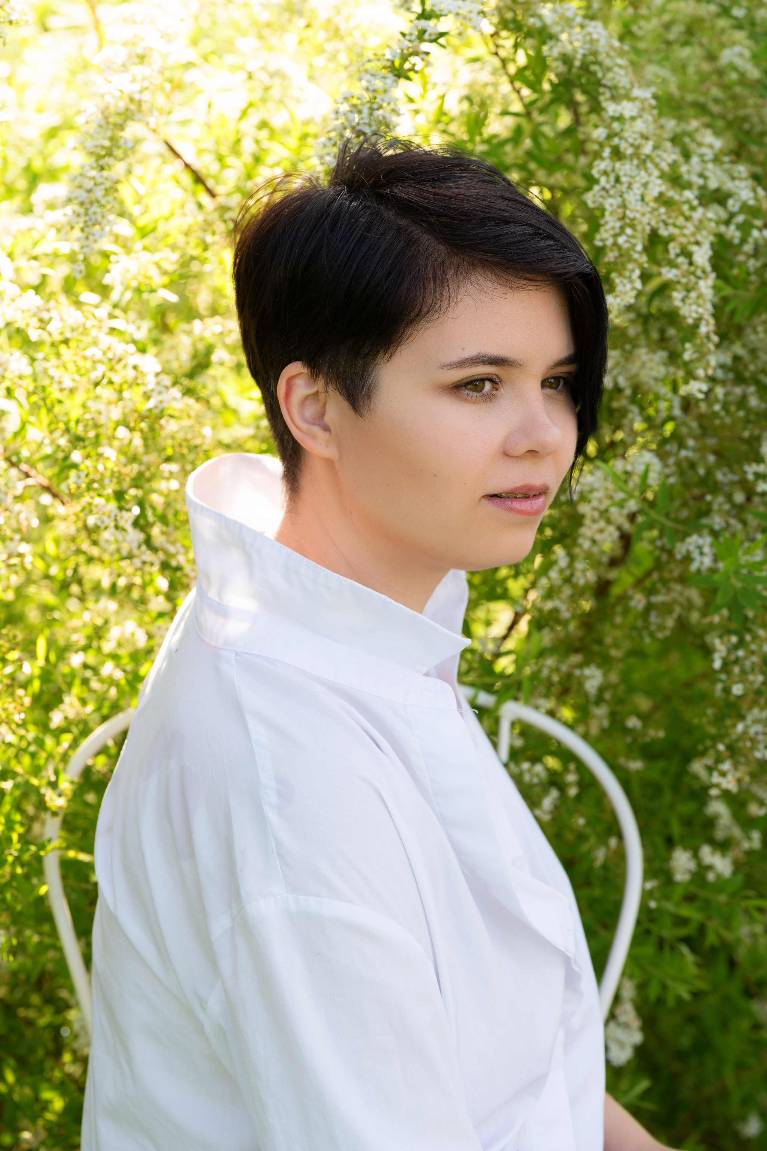 Фотосъёмка девушки на улице среди спирей