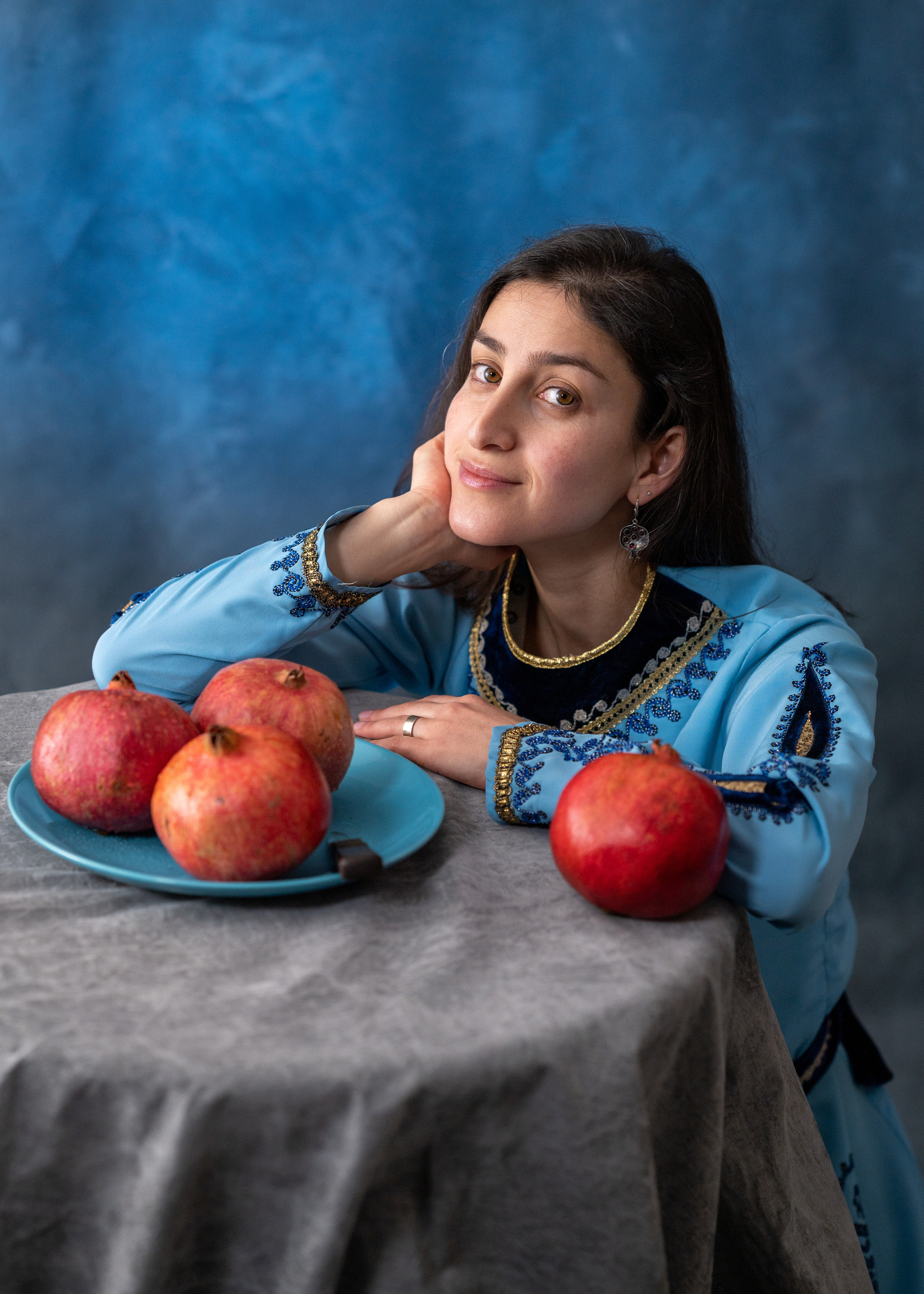 Арт-съёмка девушки армянки с гранатами