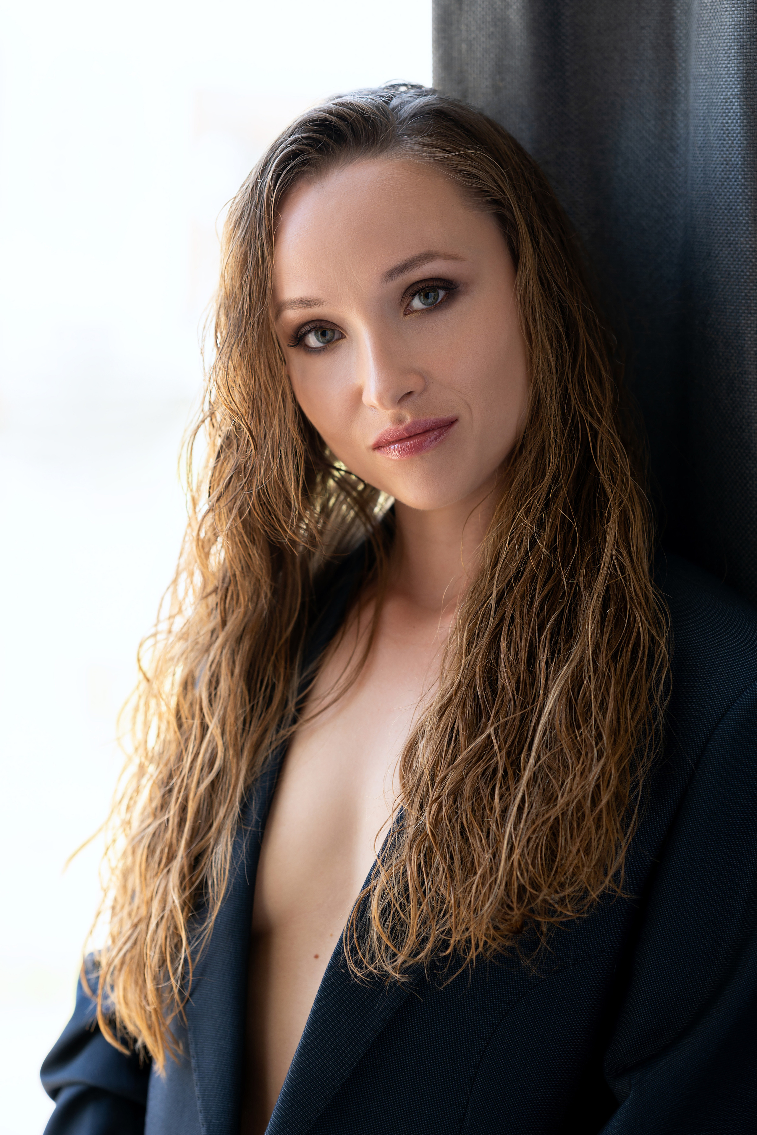 Студийная фотосъёмка девушки в мужском стиле