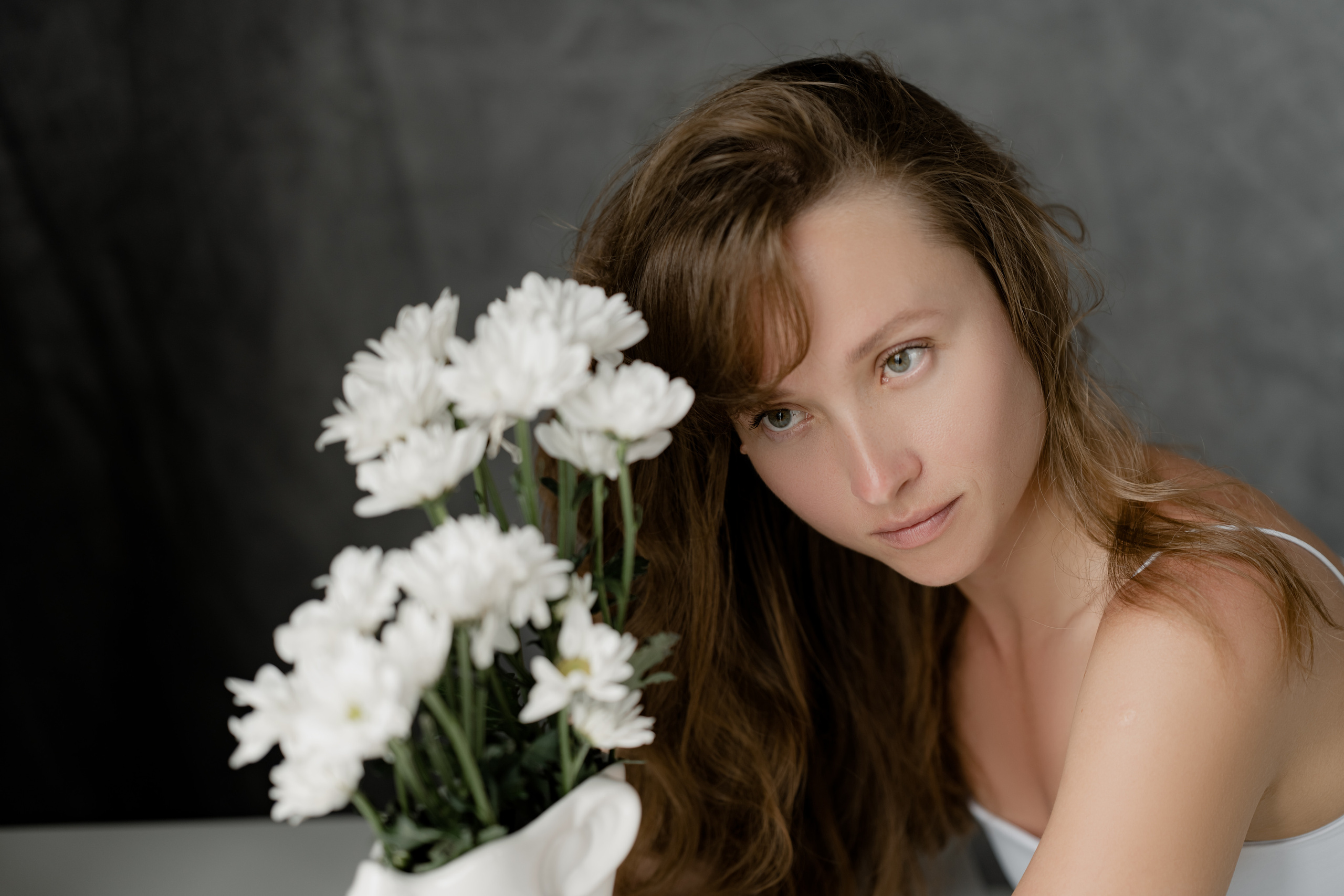 Студийная съёмка девушки в белой рубашке