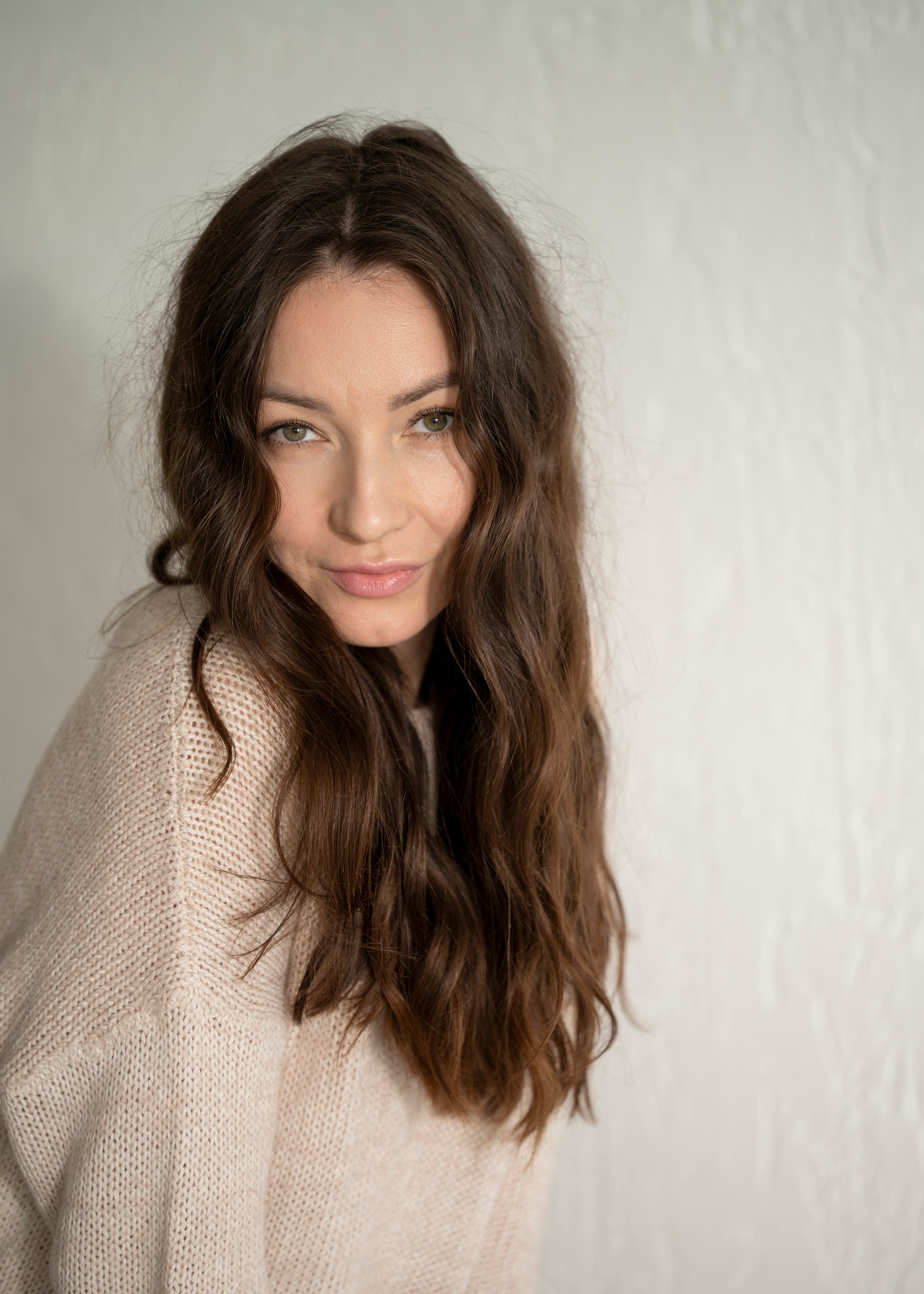 Студийная съёмка девушки  у окна при естественном весеннем свете