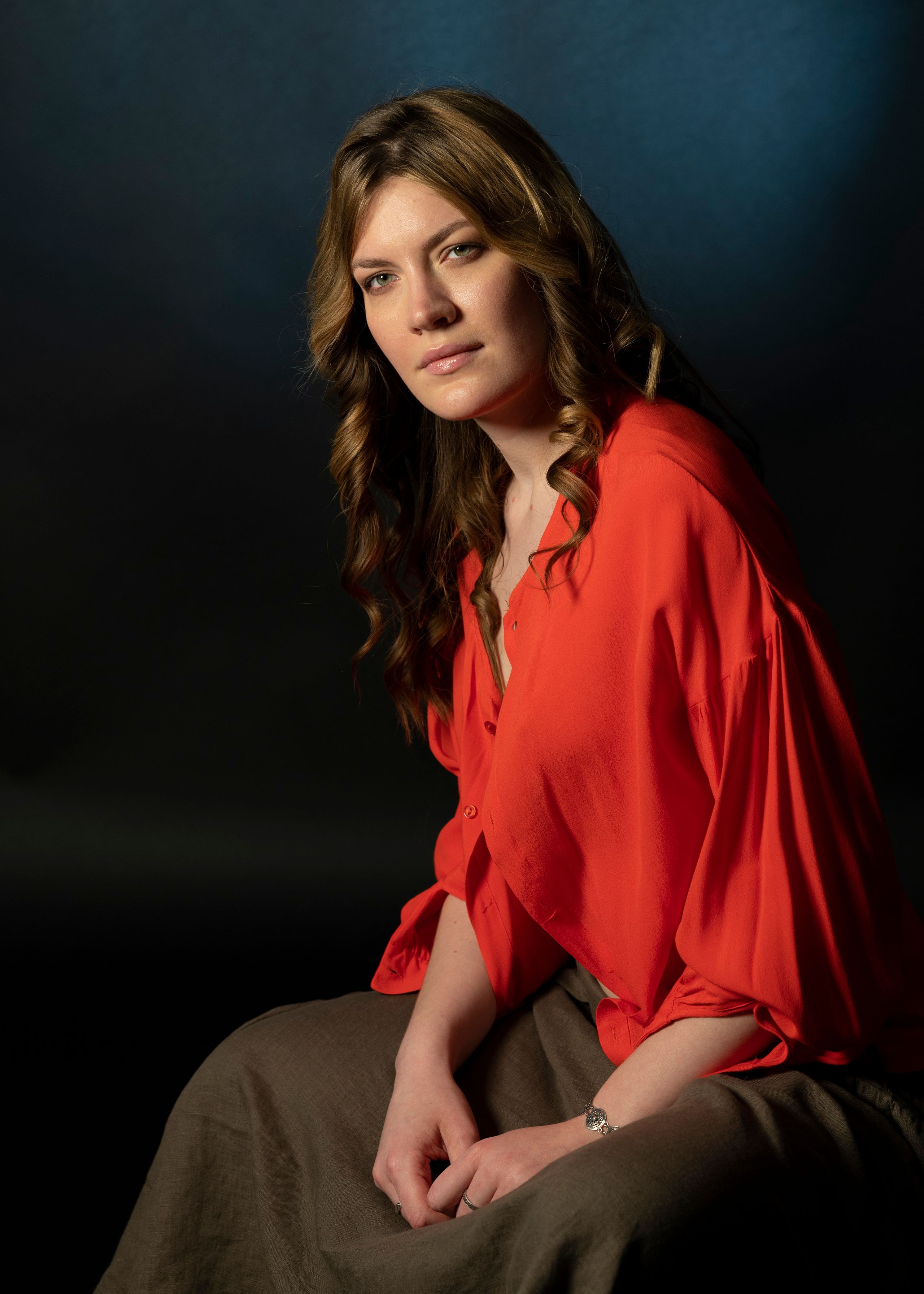 Портретная съёмка красивой девушки в красном в студии