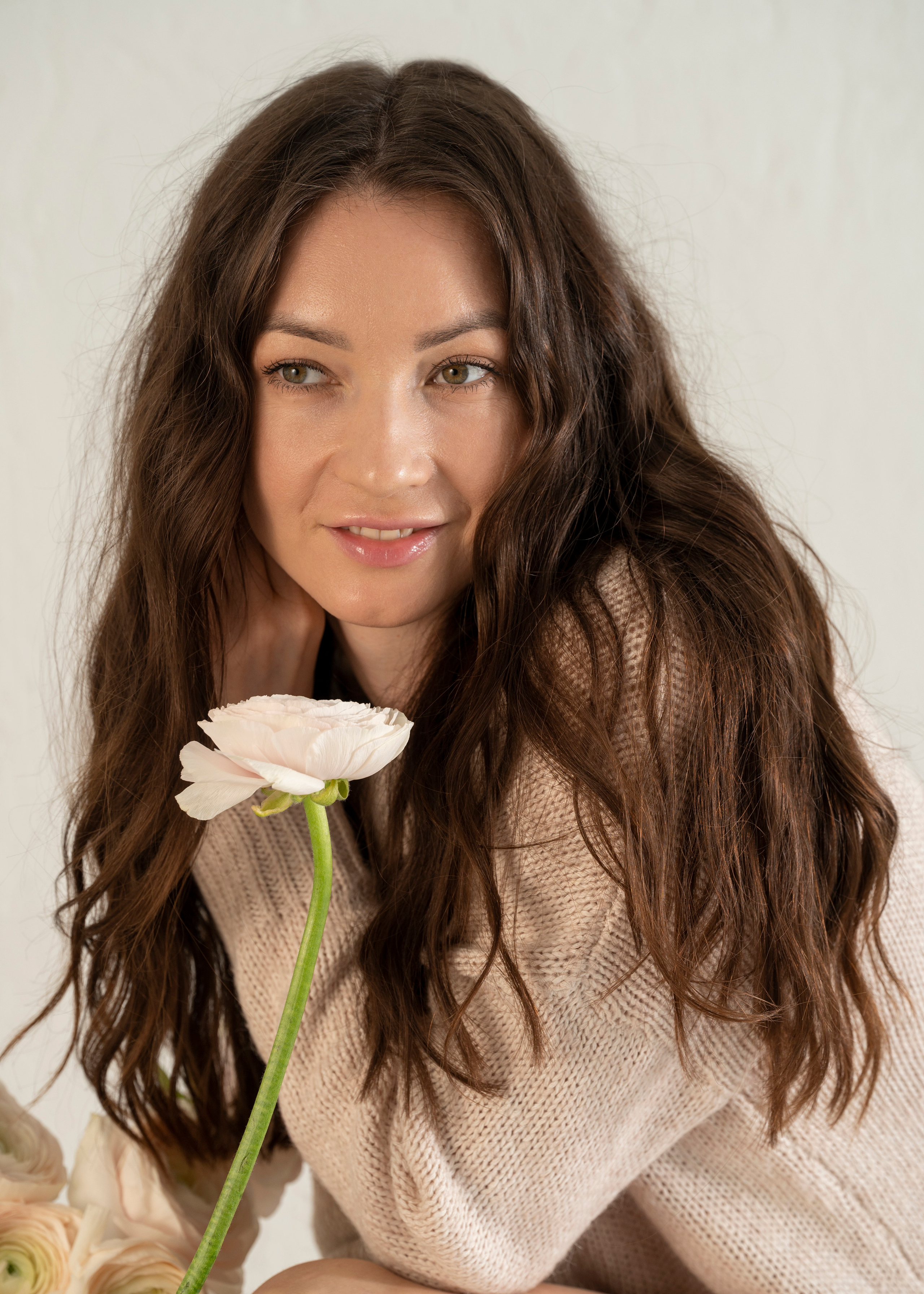 Студийная съёмка девушки  у окна при естественном весеннем свете