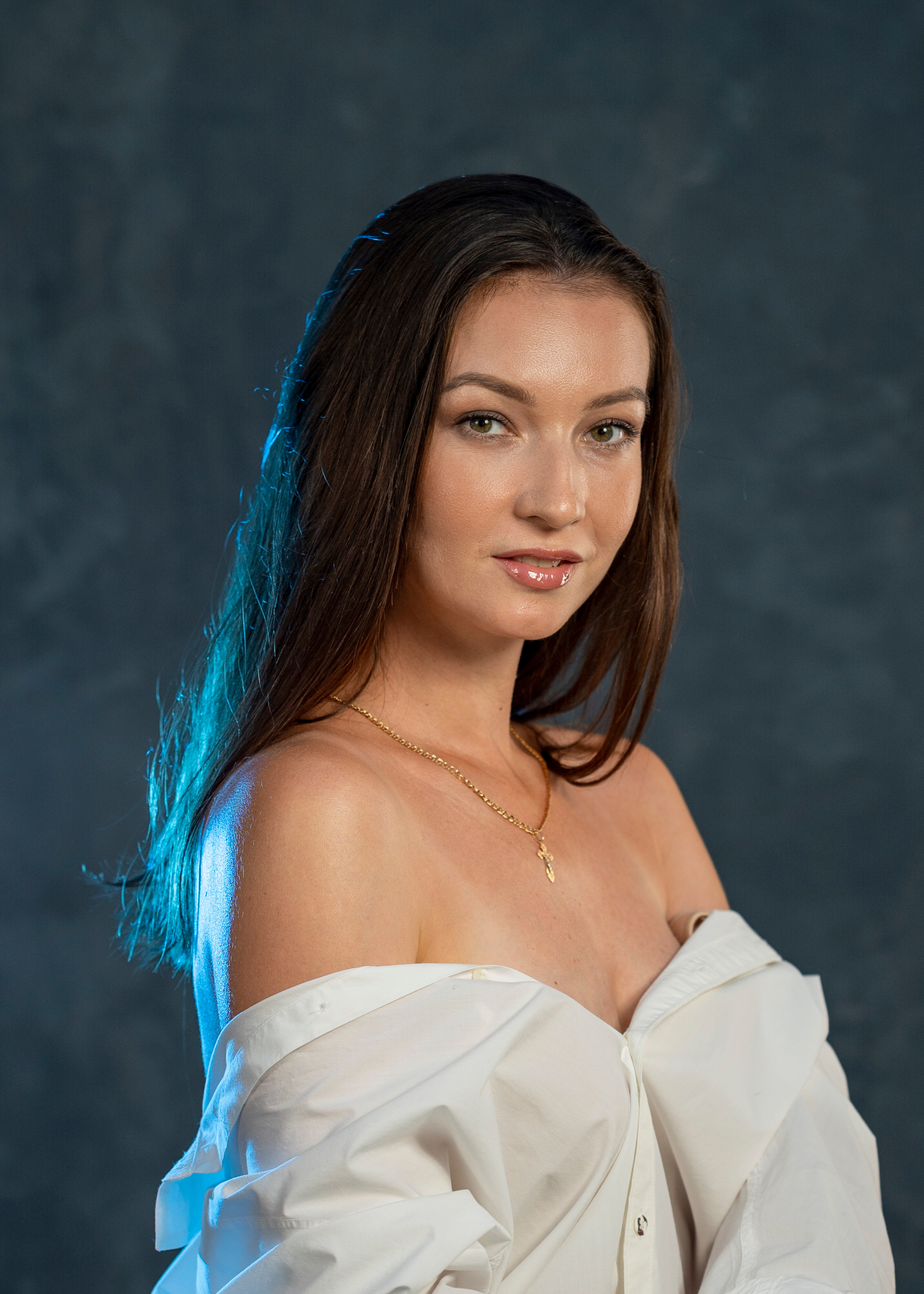 Портретная съёмка девушки в студии