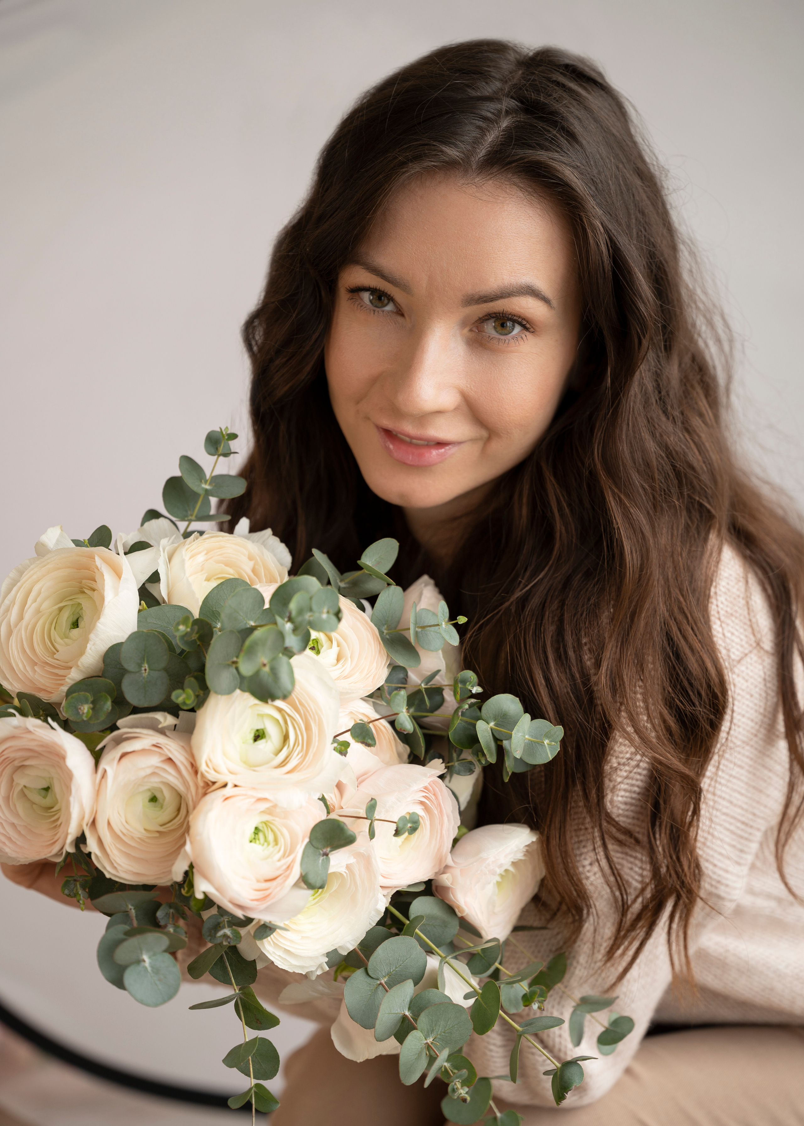 Студийная съёмка девушки с весенним букетом