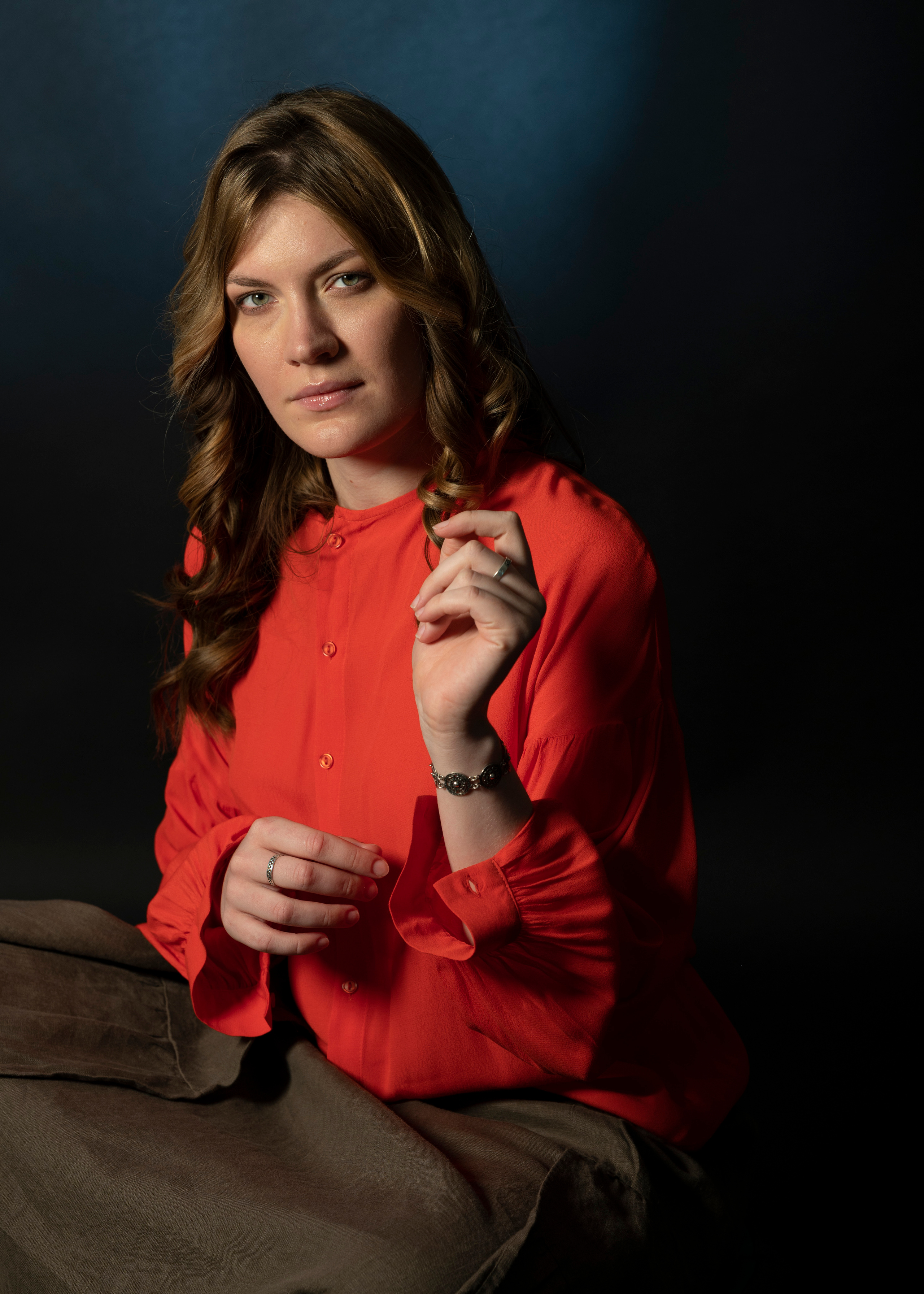 Портретная съёмка красивой девушки в красном в студии