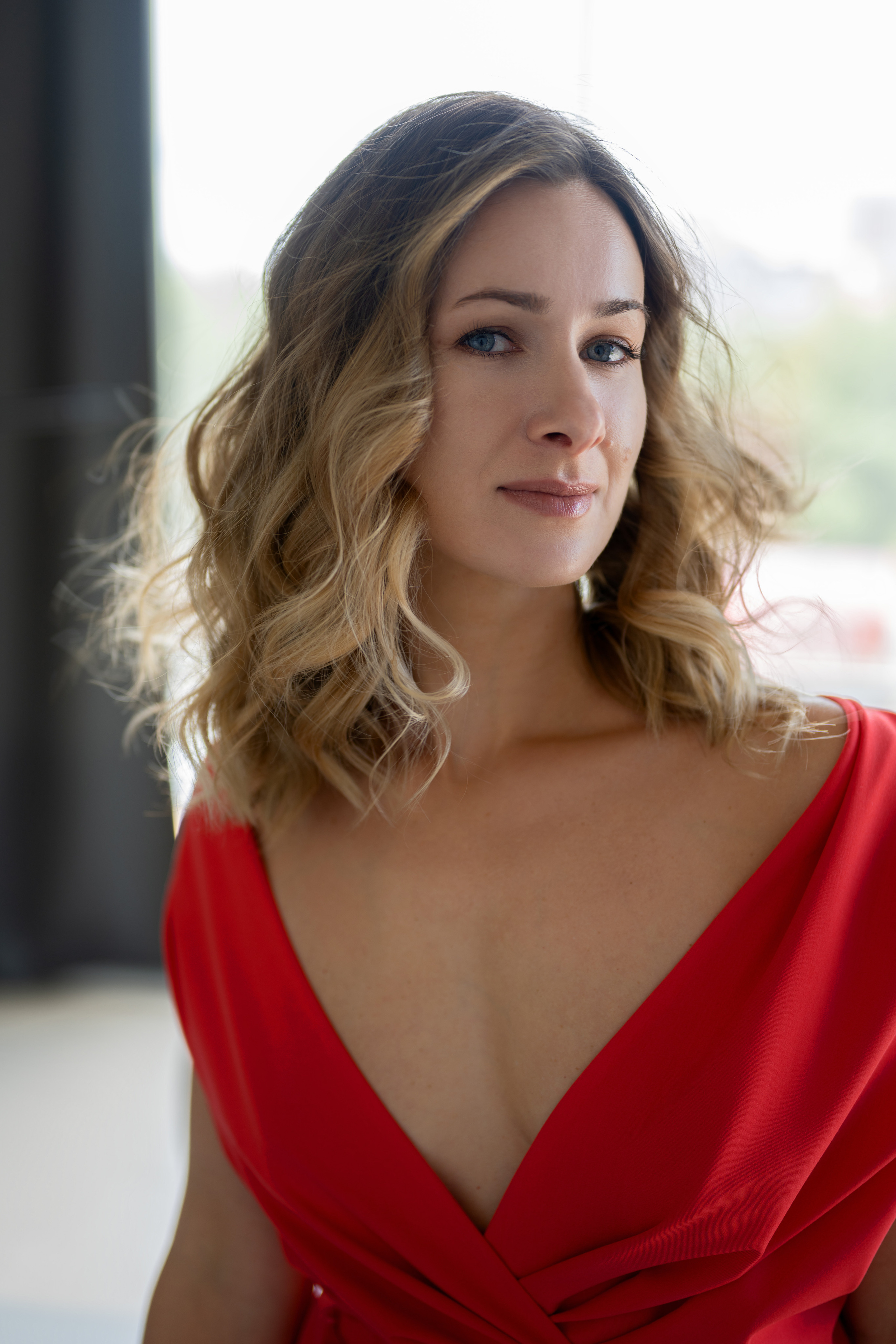 Индивидуальная съёмка девушки в красном комбинезоне