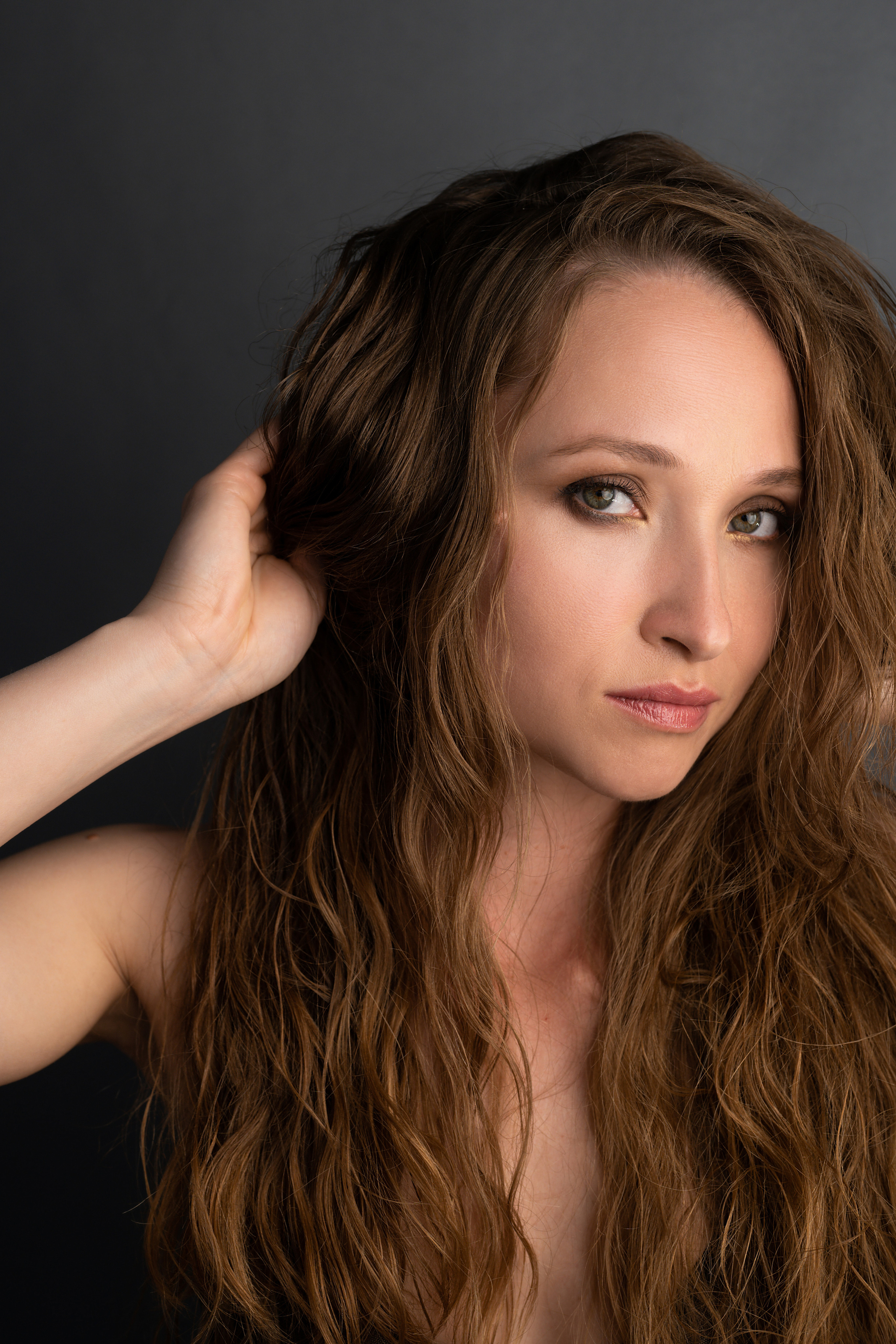 Студийная фотосъёмка девушки в мужском стиле