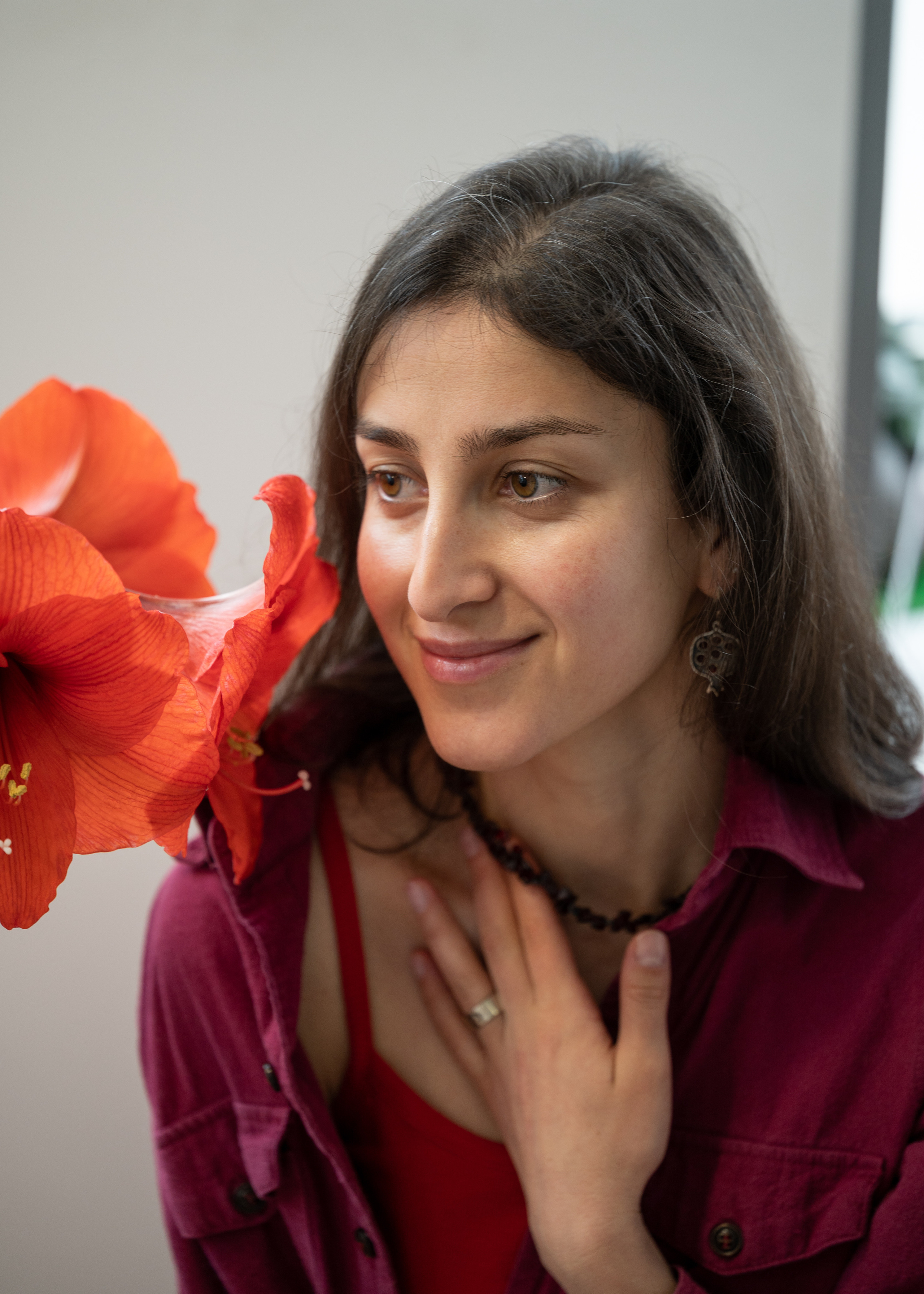 Фотосъёмка девушки с красным цветком