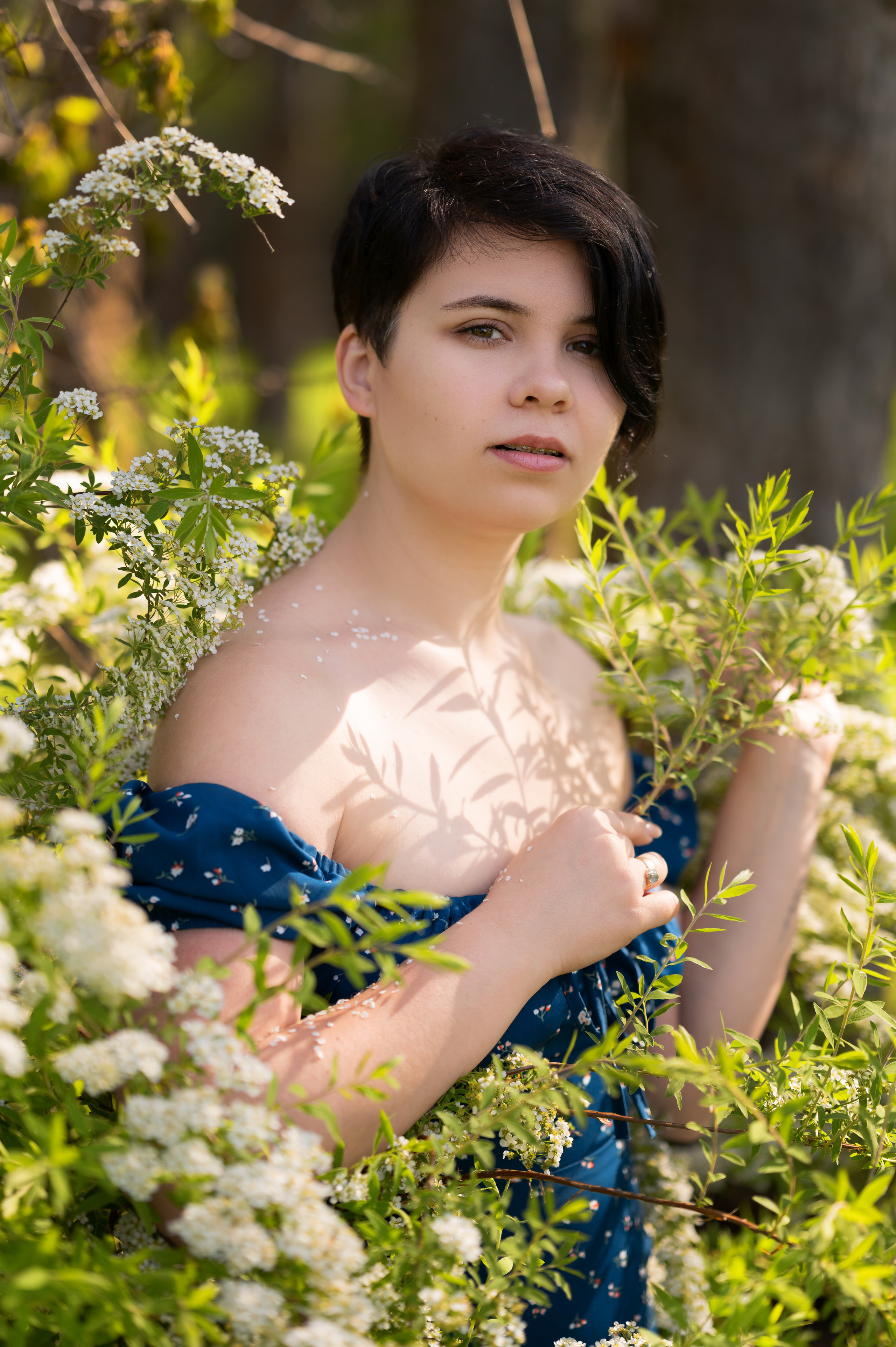 Фотосъёмка девушки на улице среди спирей