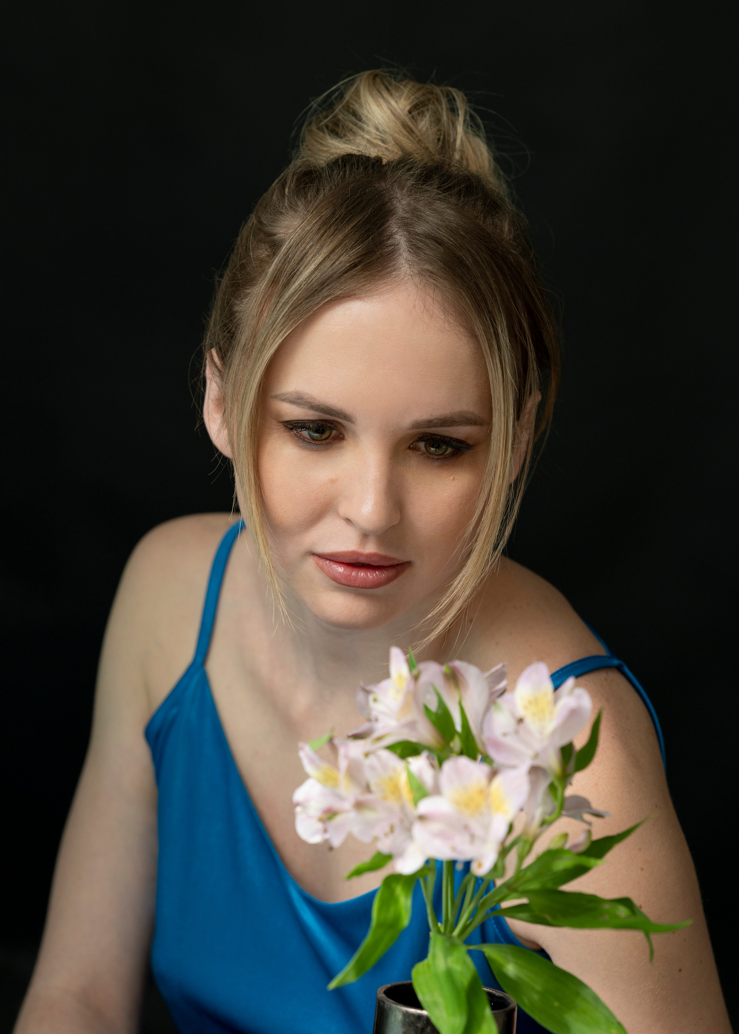 Студийная съёмка страстной девушки с цветком