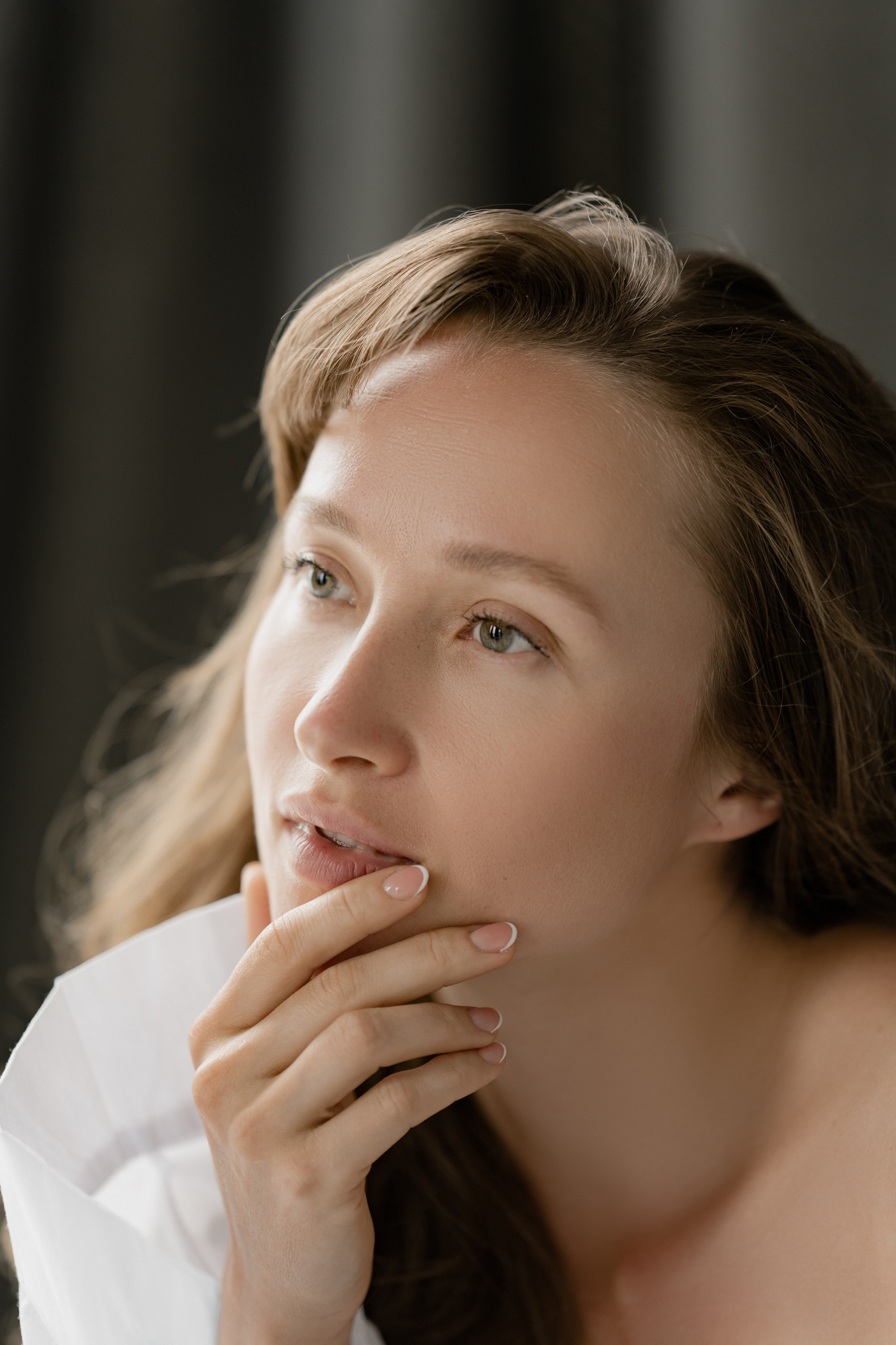 Студийная съёмка девушки в белой рубашке