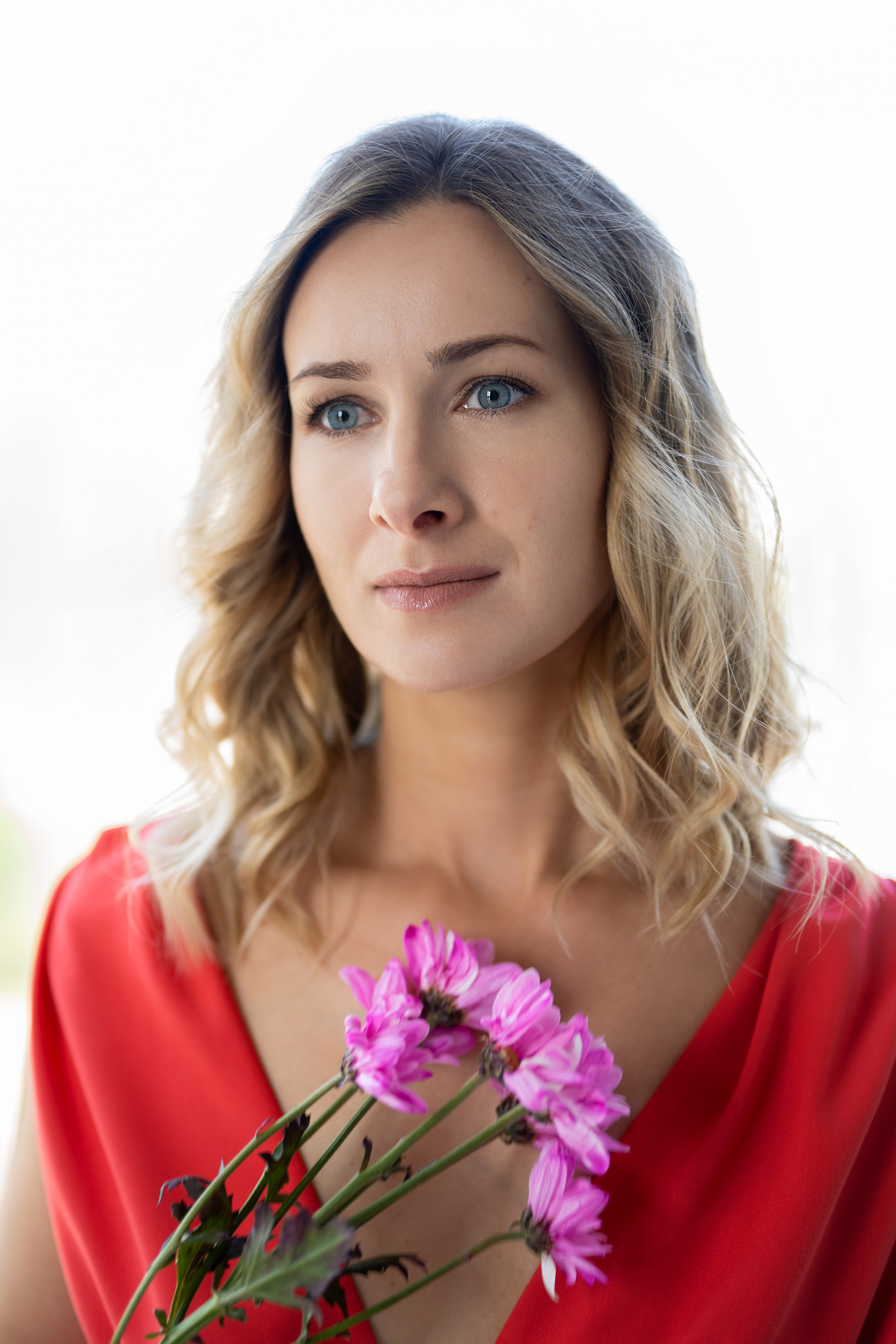 Индивидуальная съёмка девушки в красном комбинезоне