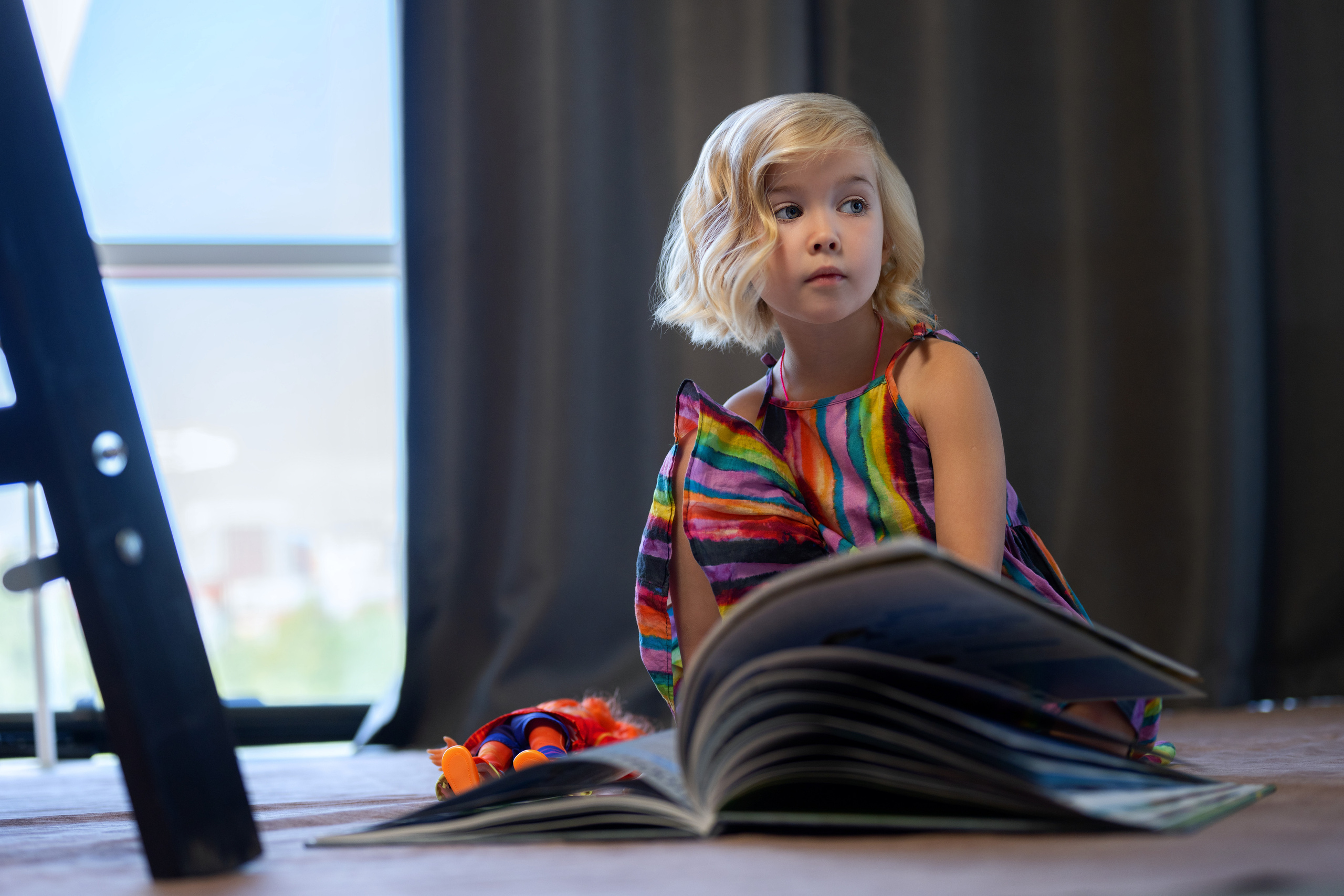 Детская фотосессия девочки с книгой