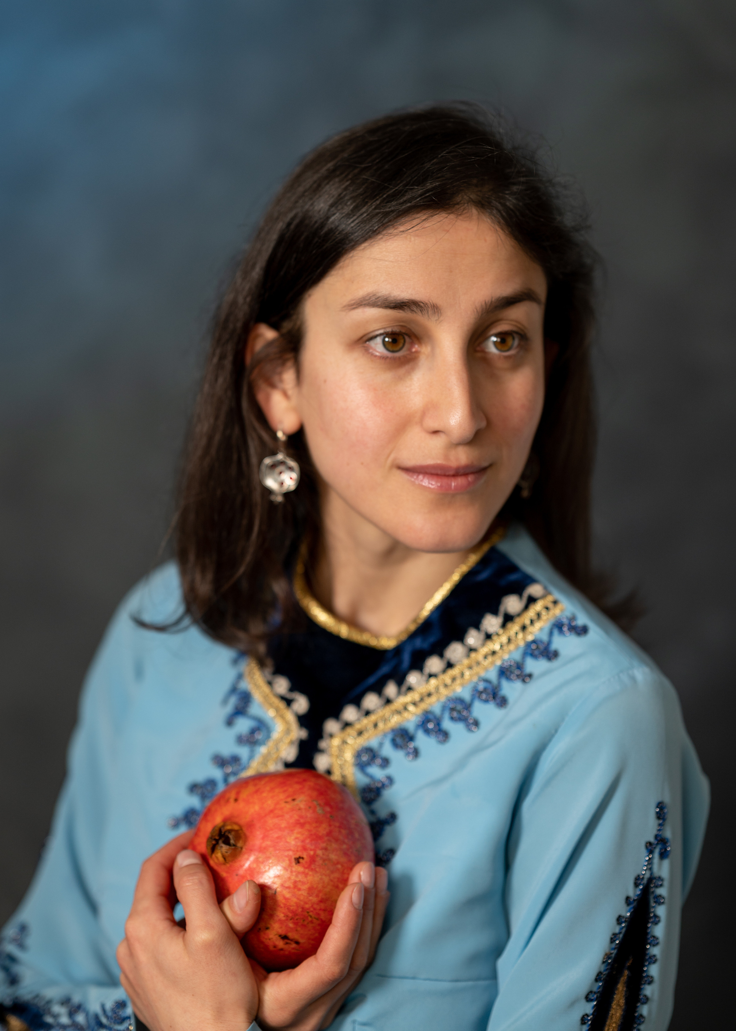 Арт-съёмка девушки армянки с гранатами