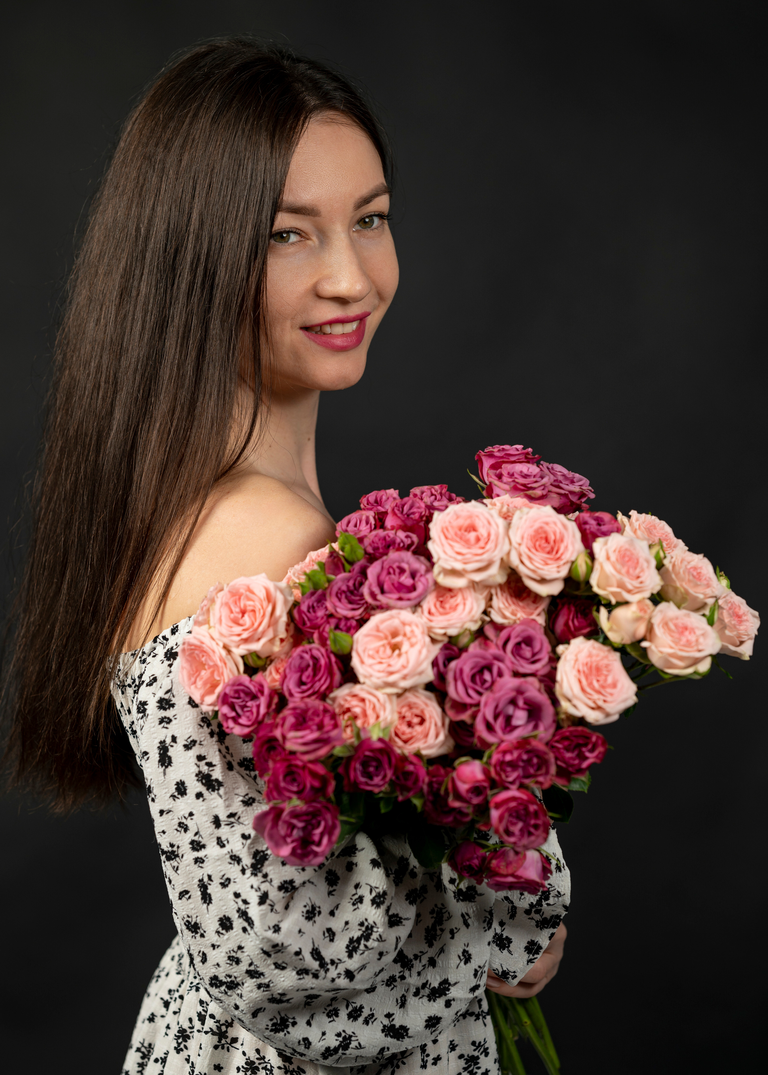 Съёмка девушки с праздничным букетом