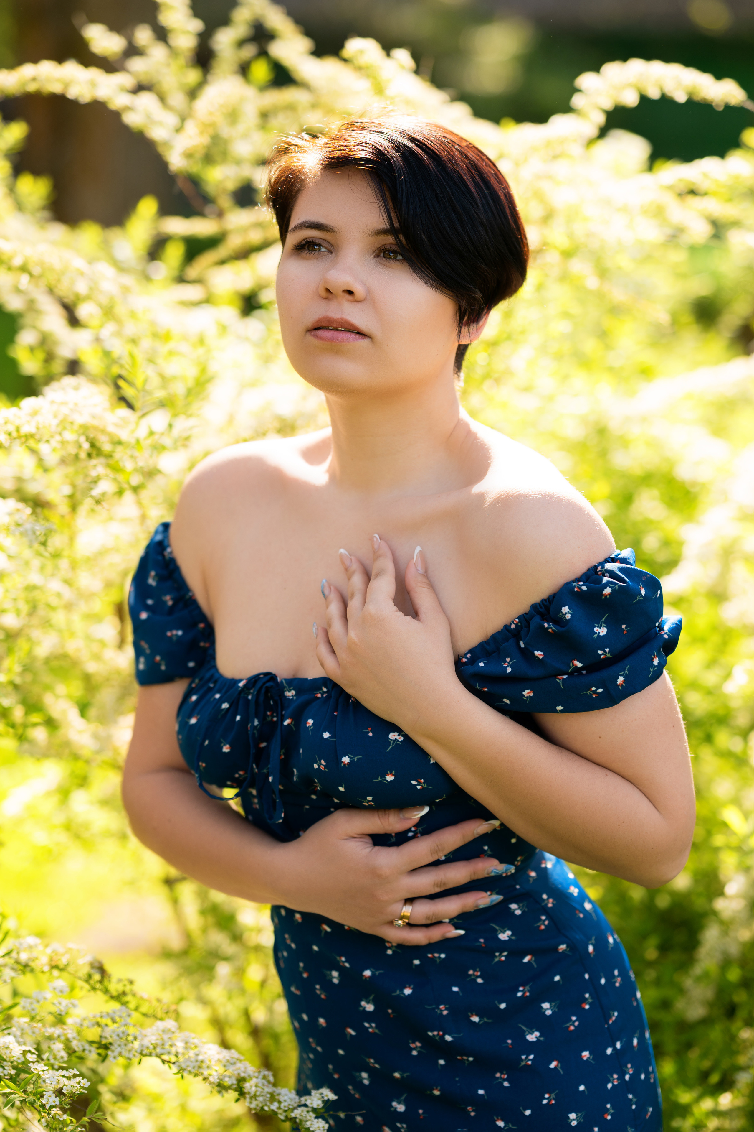 Фотосъёмка девушки на улице среди спирей