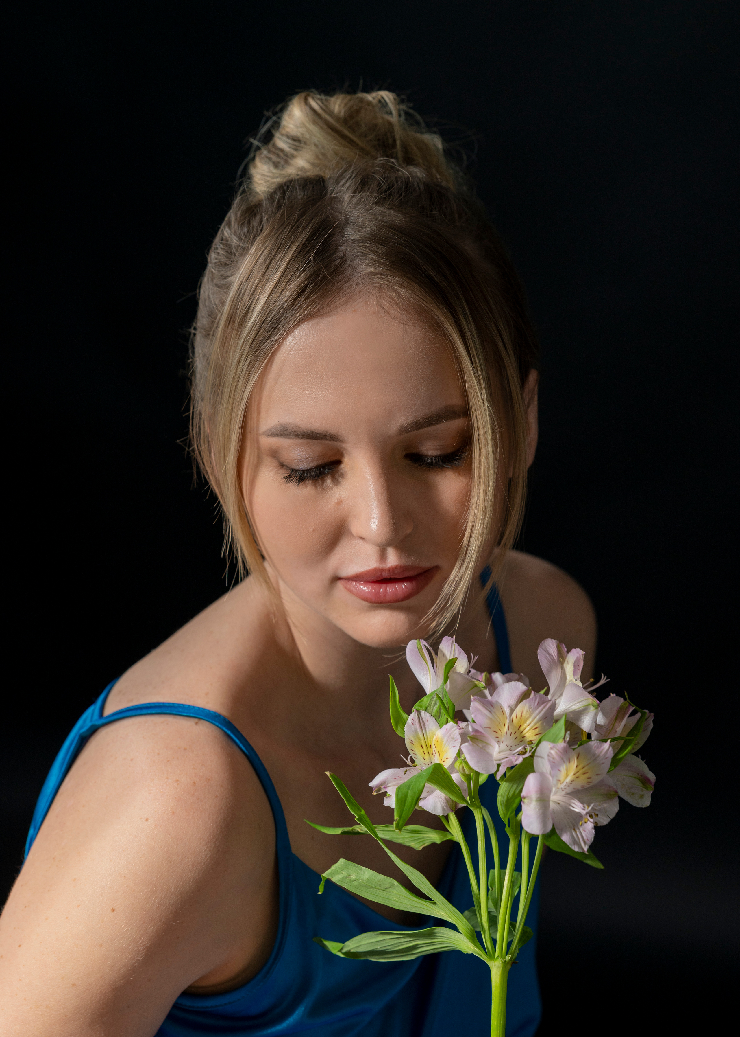 Студийная съёмка страстной девушки с цветком