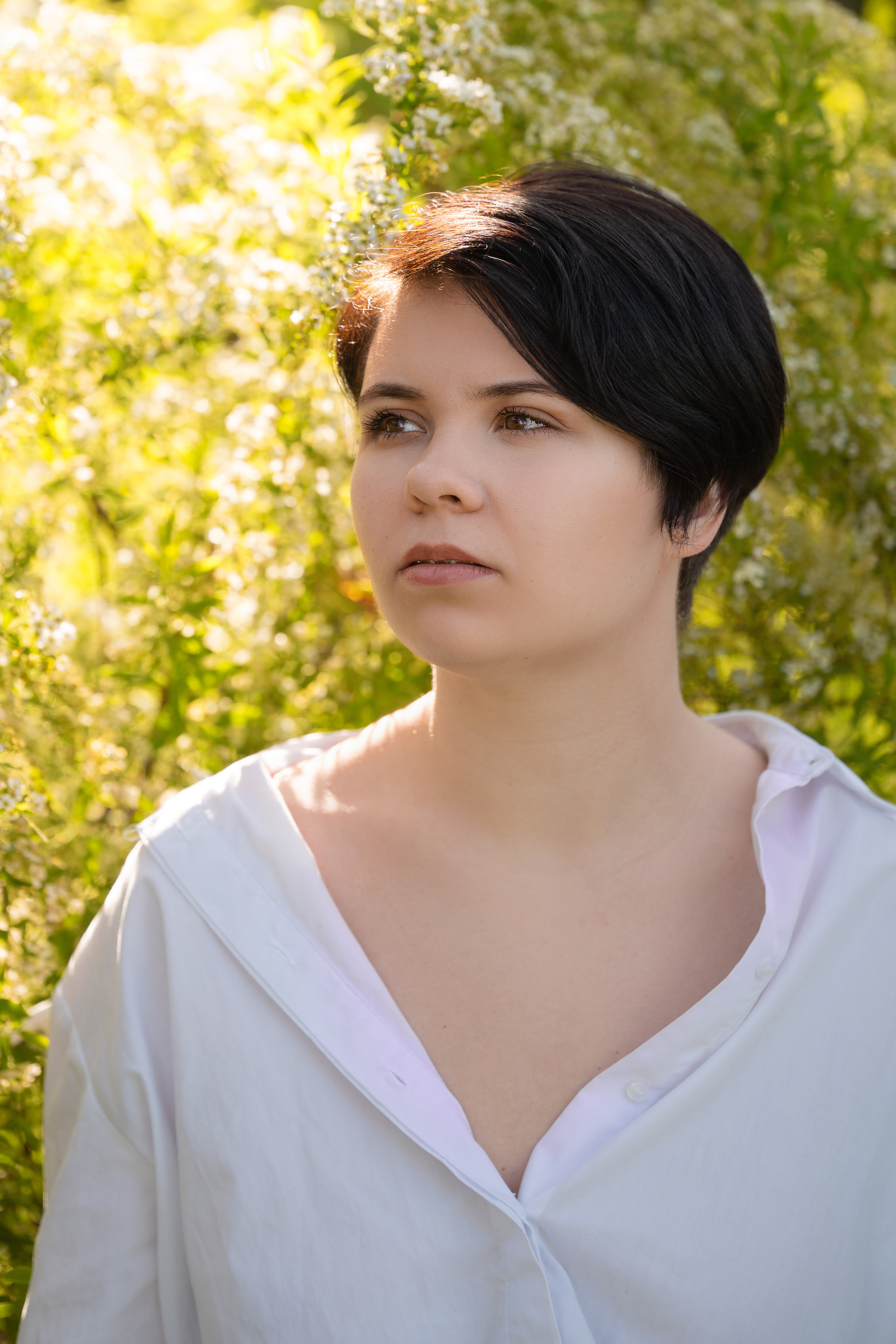 Фотосъёмка девушки на улице среди спирей